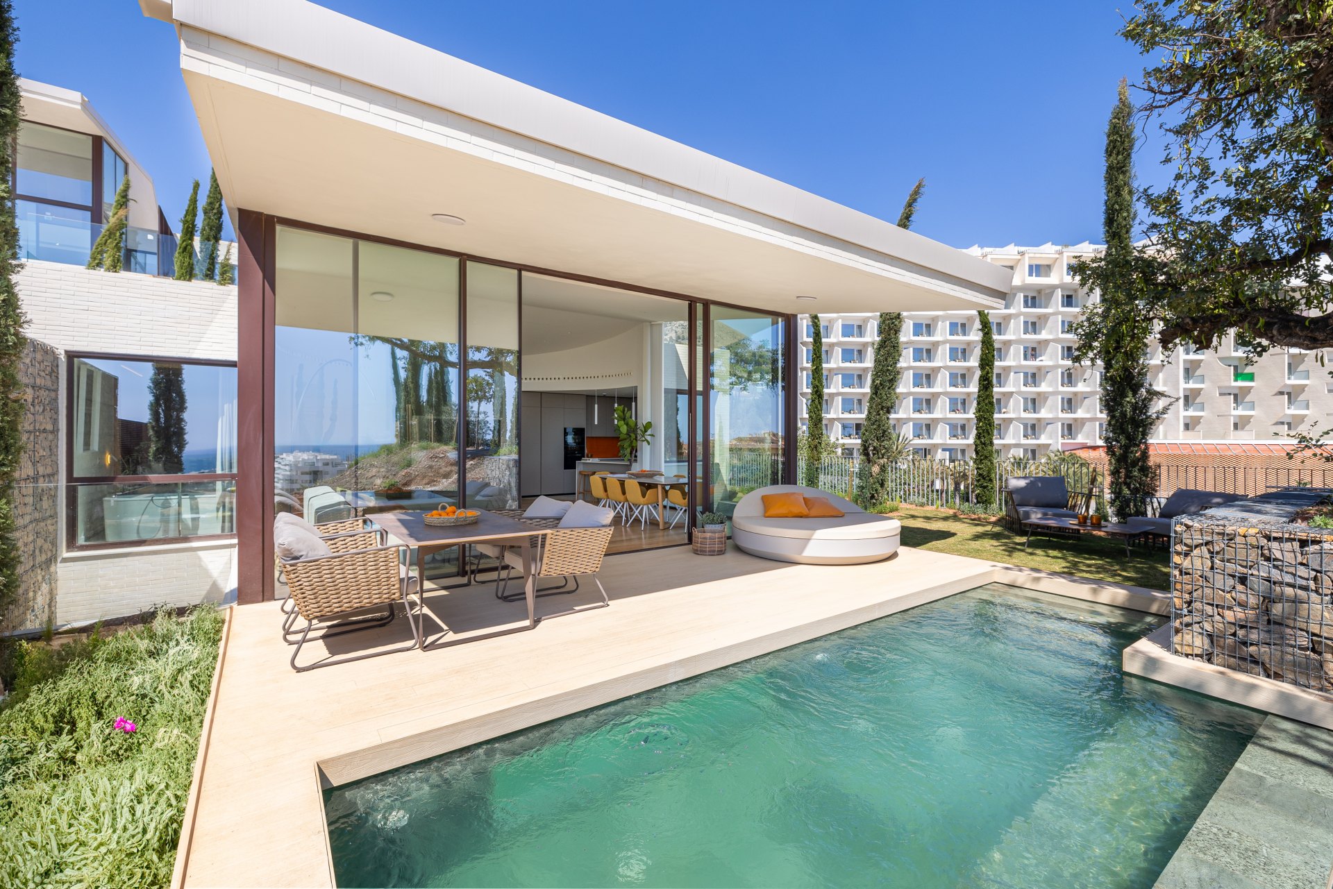 Unique villa in a development with 5-star hotel services and security in El Higuerón