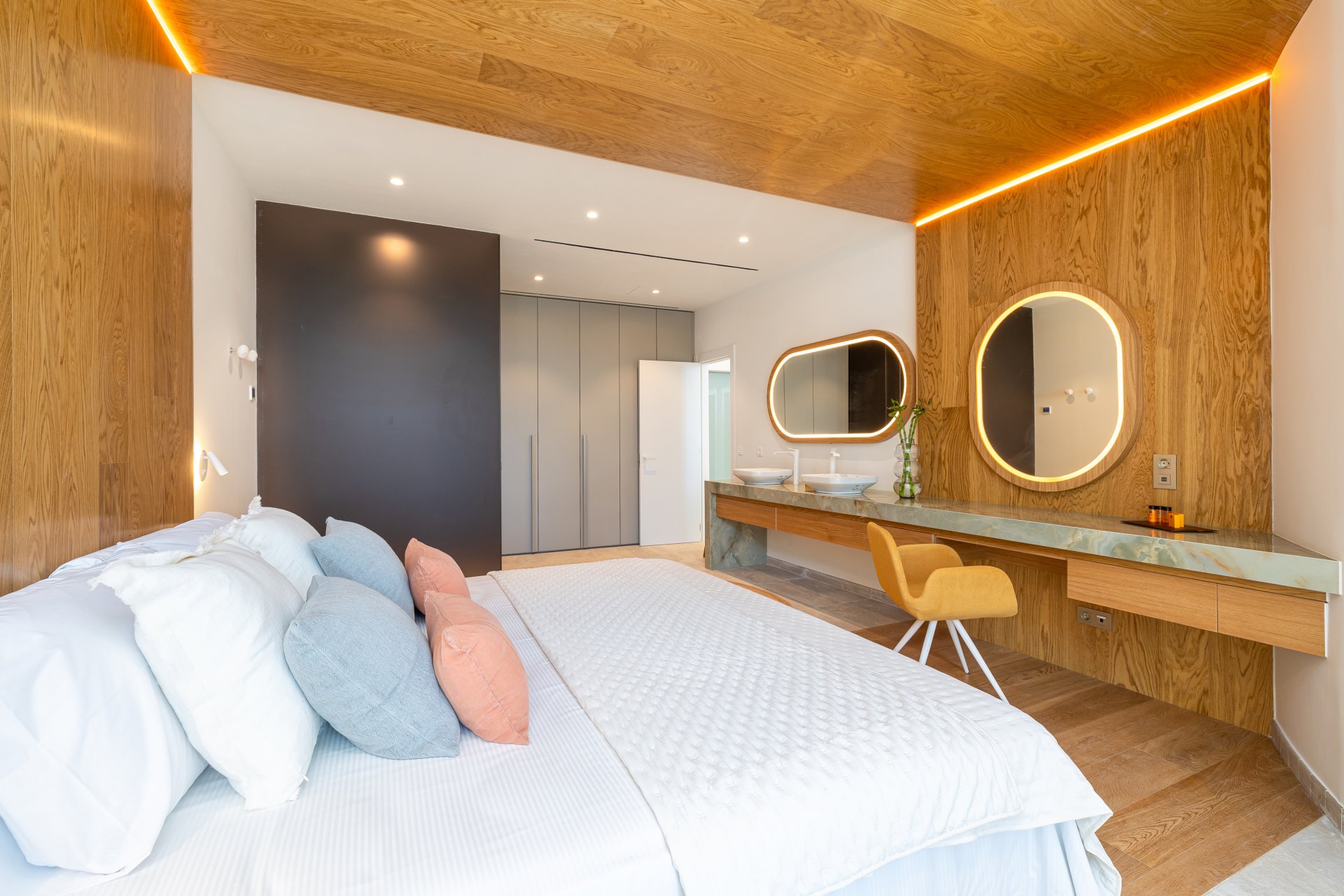 Unique villa in a development with 5-star hotel services and security in El Higuerón