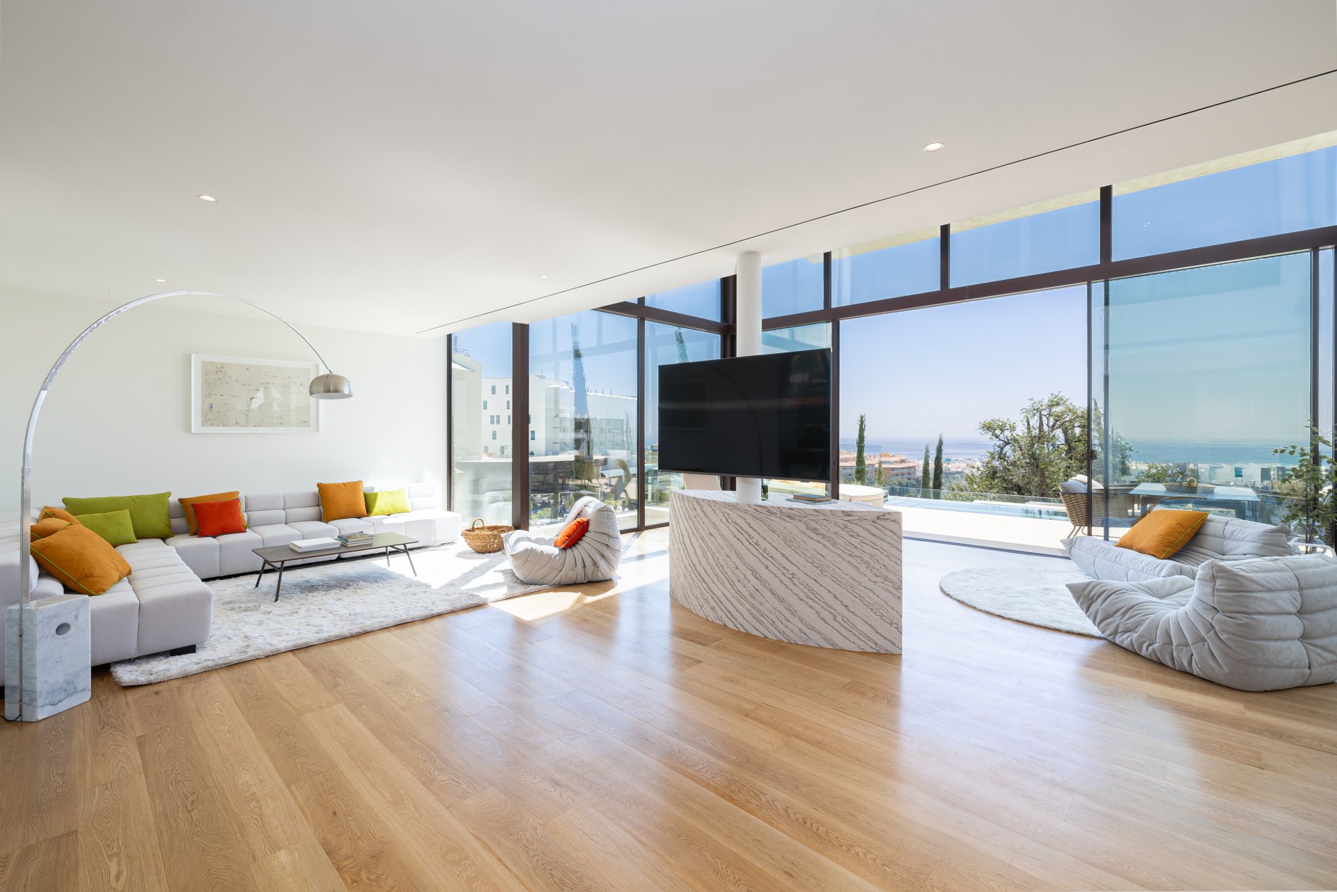 Unique villa in a development with 5-star hotel services and security in El Higuerón