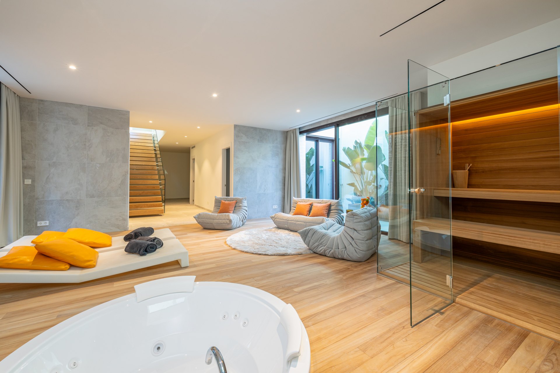 Unique villa in a development with 5-star hotel services and security in El Higuerón