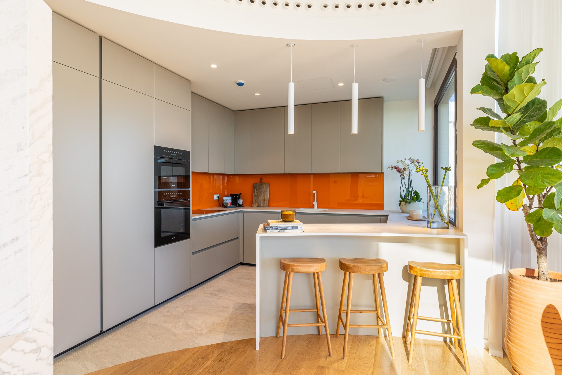 Unique villa in a development with 5-star hotel services and security in El Higuerón