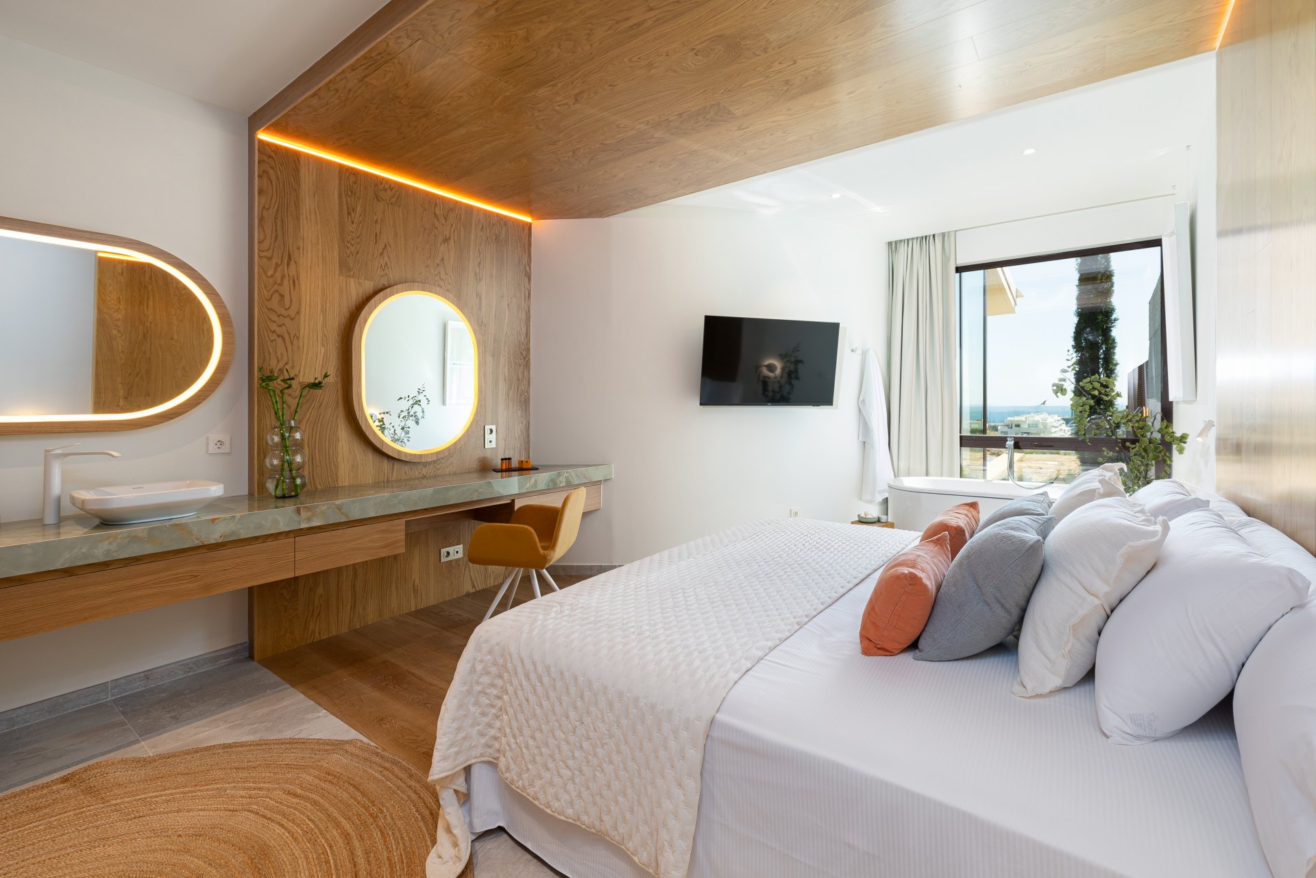 Unique villa in a development with 5-star hotel services and security in El Higuerón