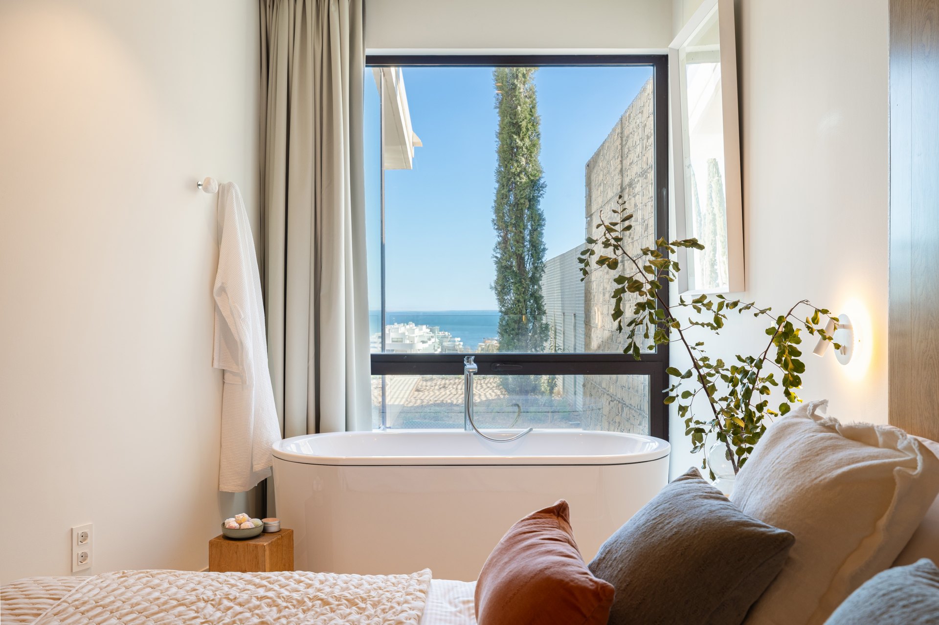 Unique villa in a development with 5-star hotel services and security in El Higuerón