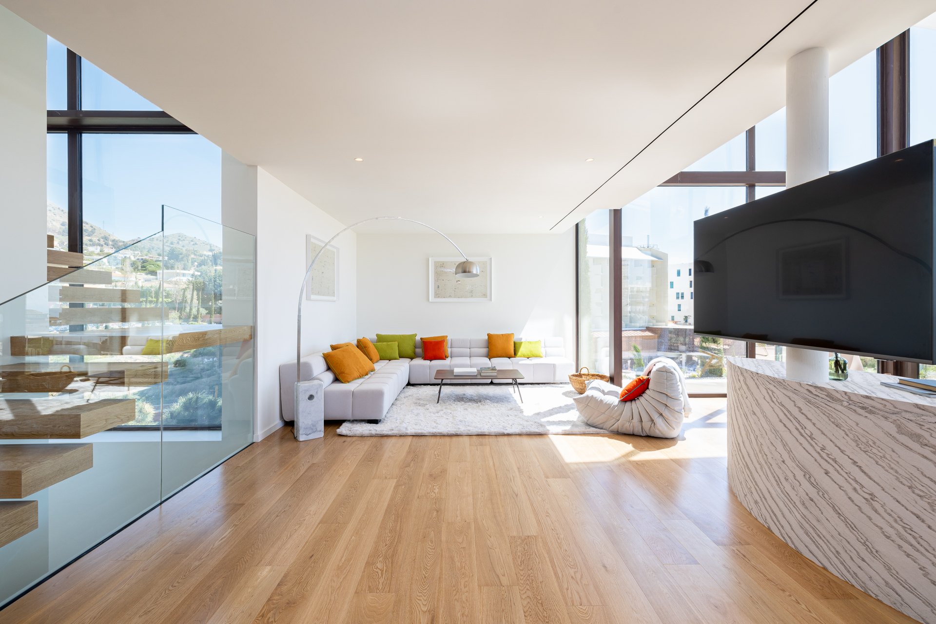 Unique villa in a development with 5-star hotel services and security in El Higuerón