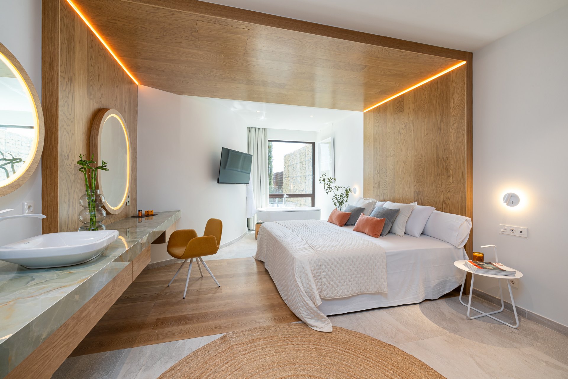 Unique villa in a development with 5-star hotel services and security in El Higuerón