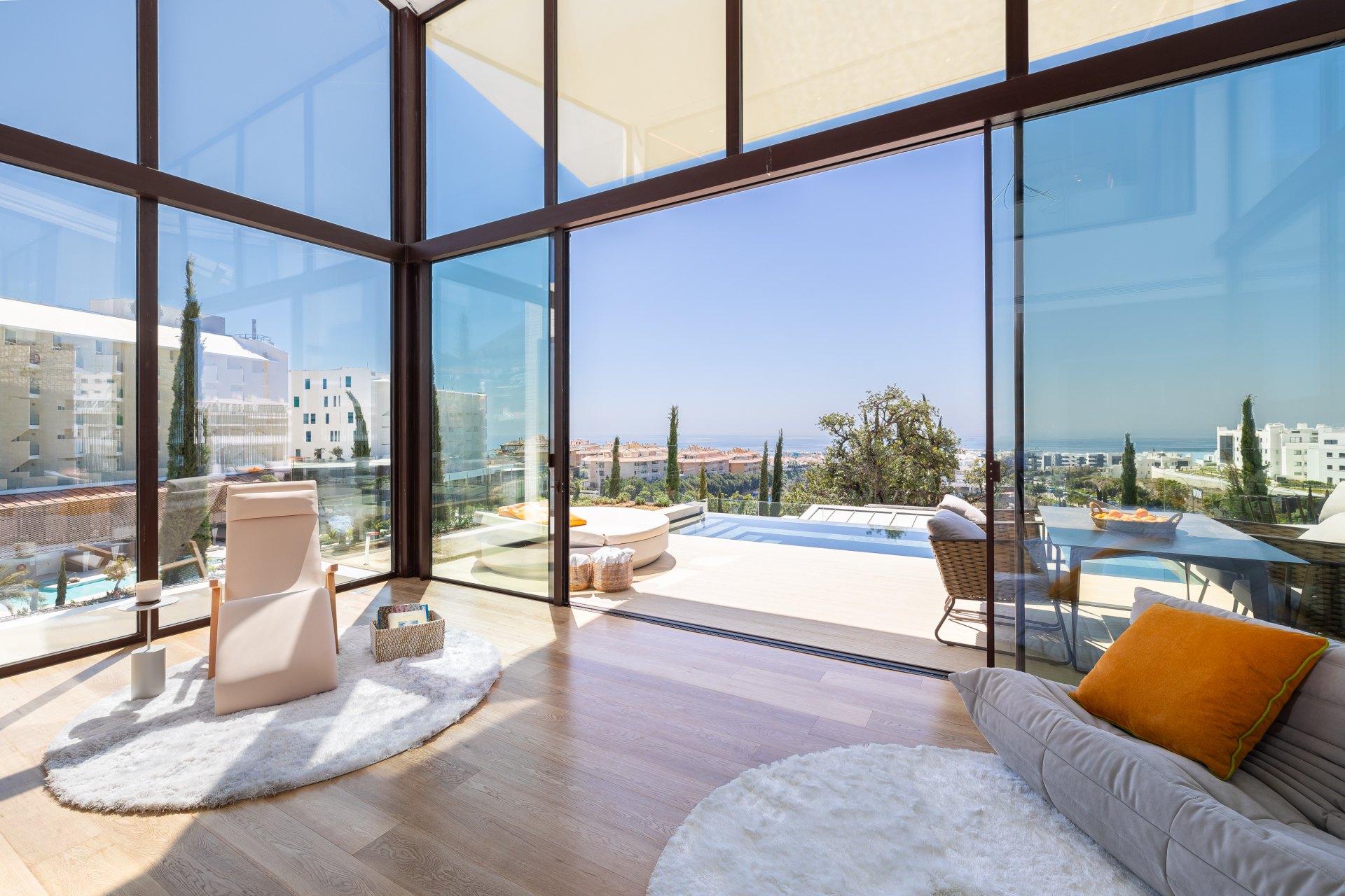 Unique villa in a development with 5-star hotel services and security in El Higuerón