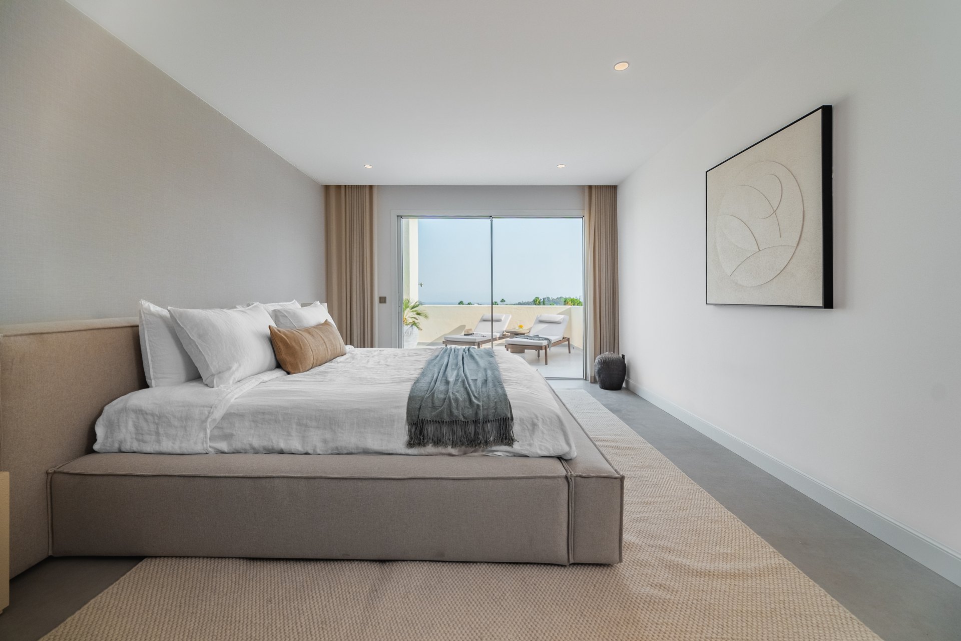 Magnificent duplex penthouse in excellent location with panoramic views and a private pool