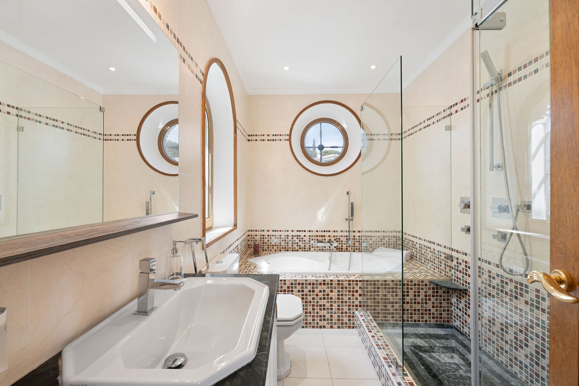 Villa of Andalusian charm and sophistication in El Paraiso