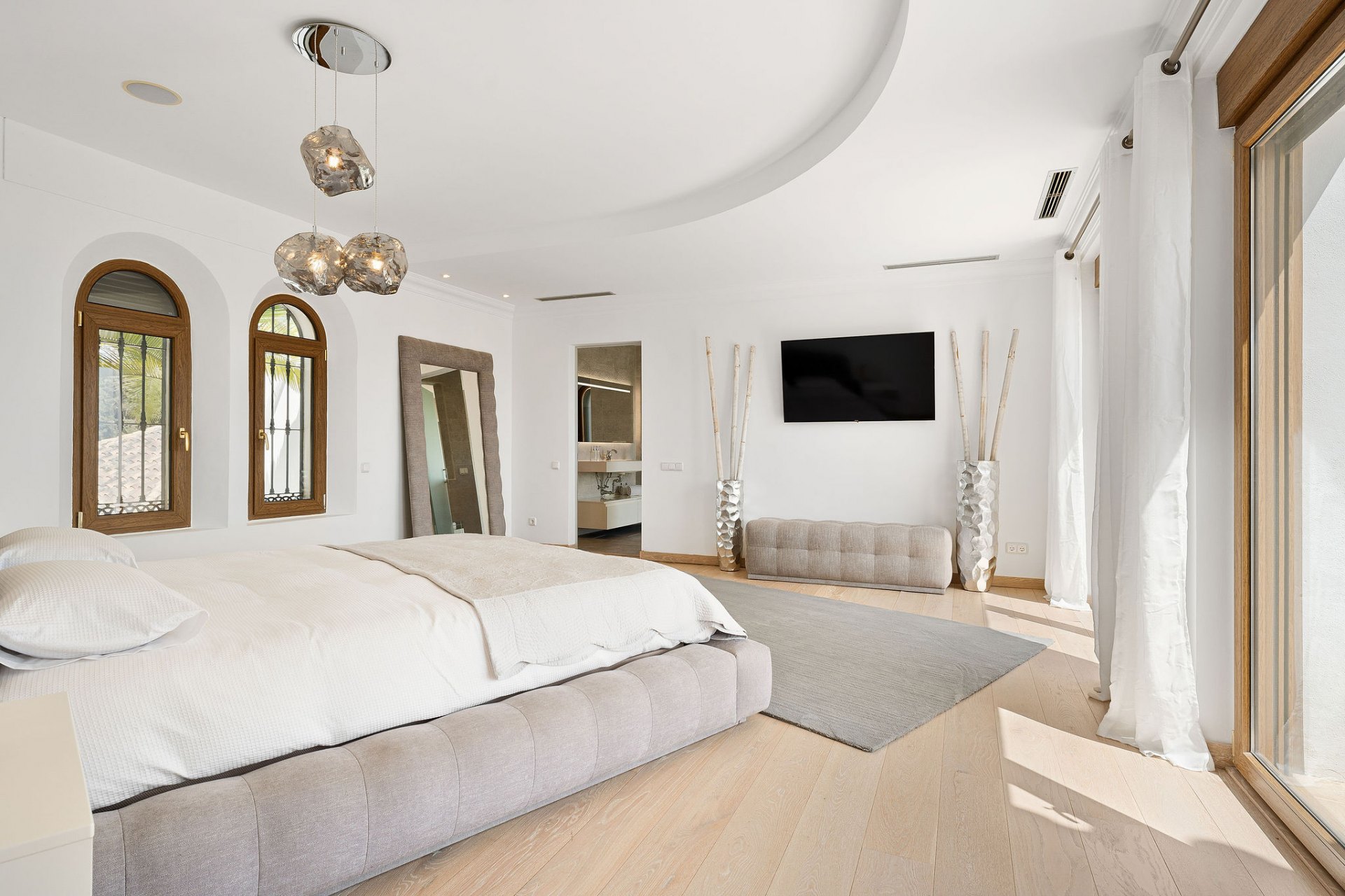 Villa of Andalusian charm and sophistication in El Paraiso