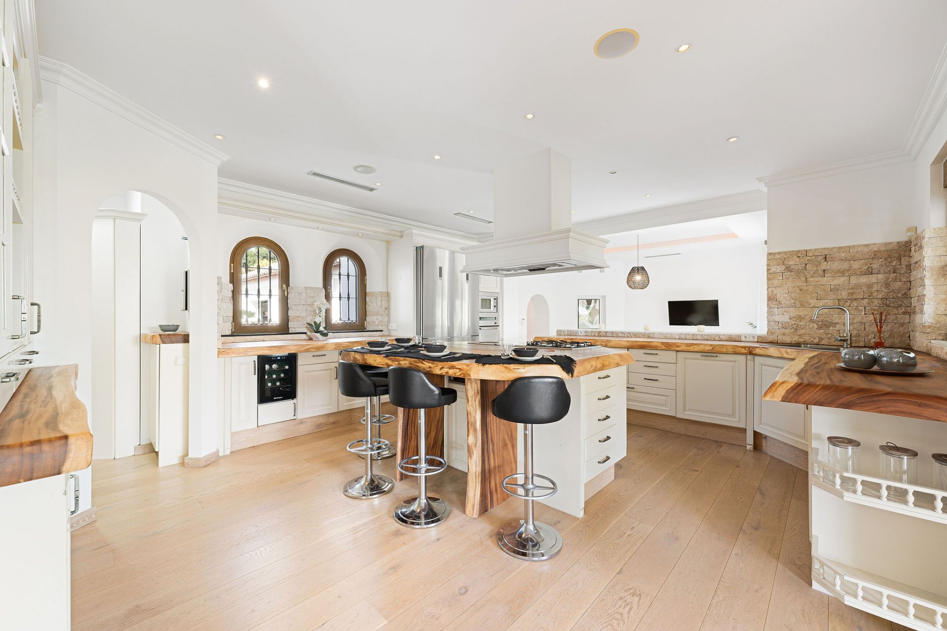 Villa of Andalusian charm and sophistication in El Paraiso