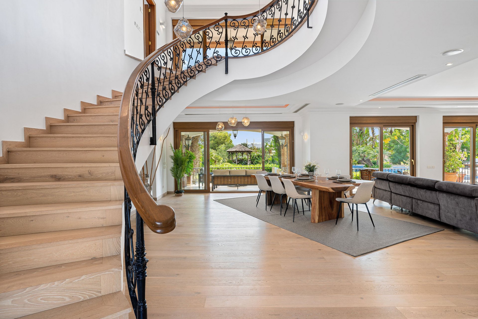 Villa of Andalusian charm and sophistication in El Paraiso