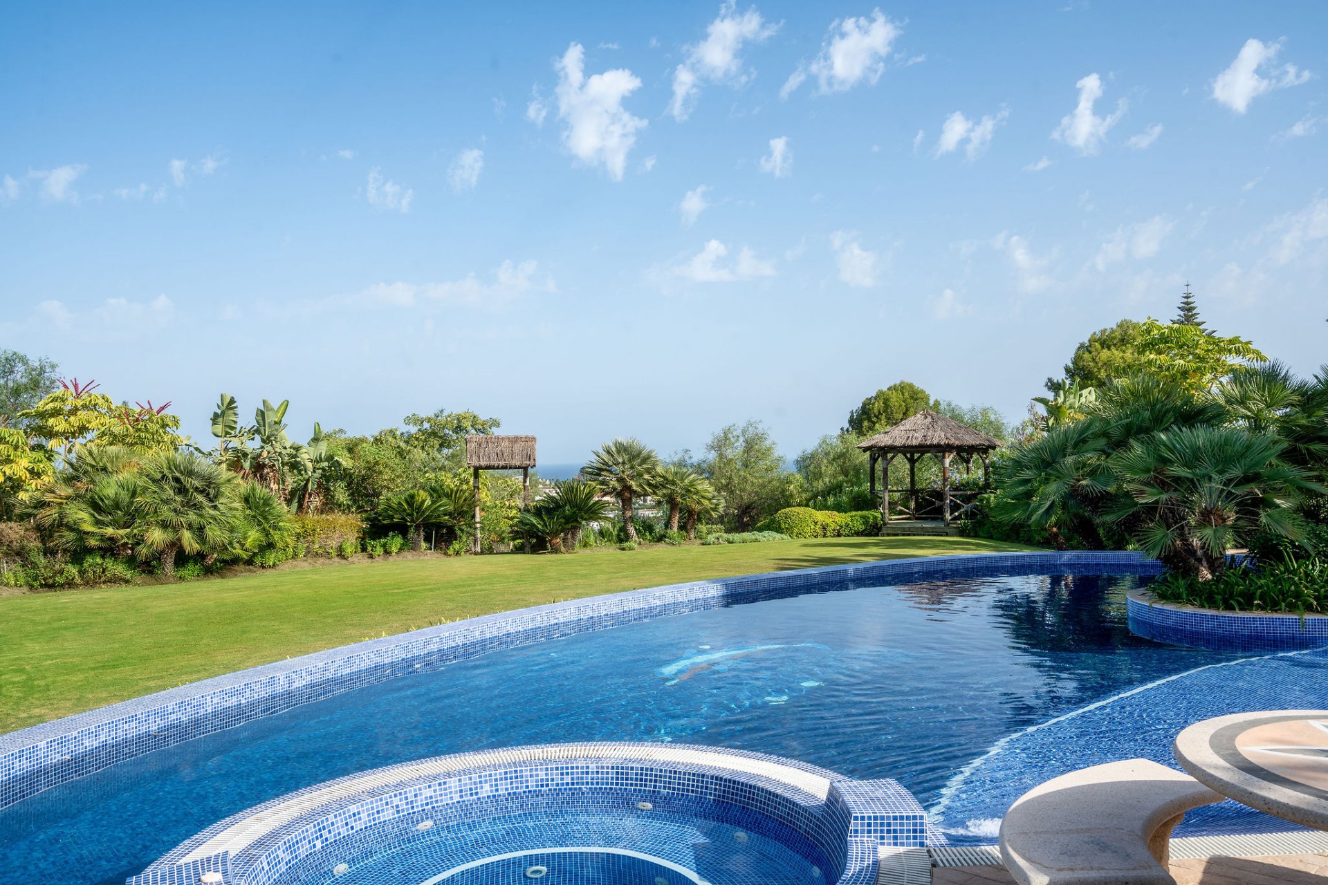 Villa of Andalusian charm and sophistication in El Paraiso