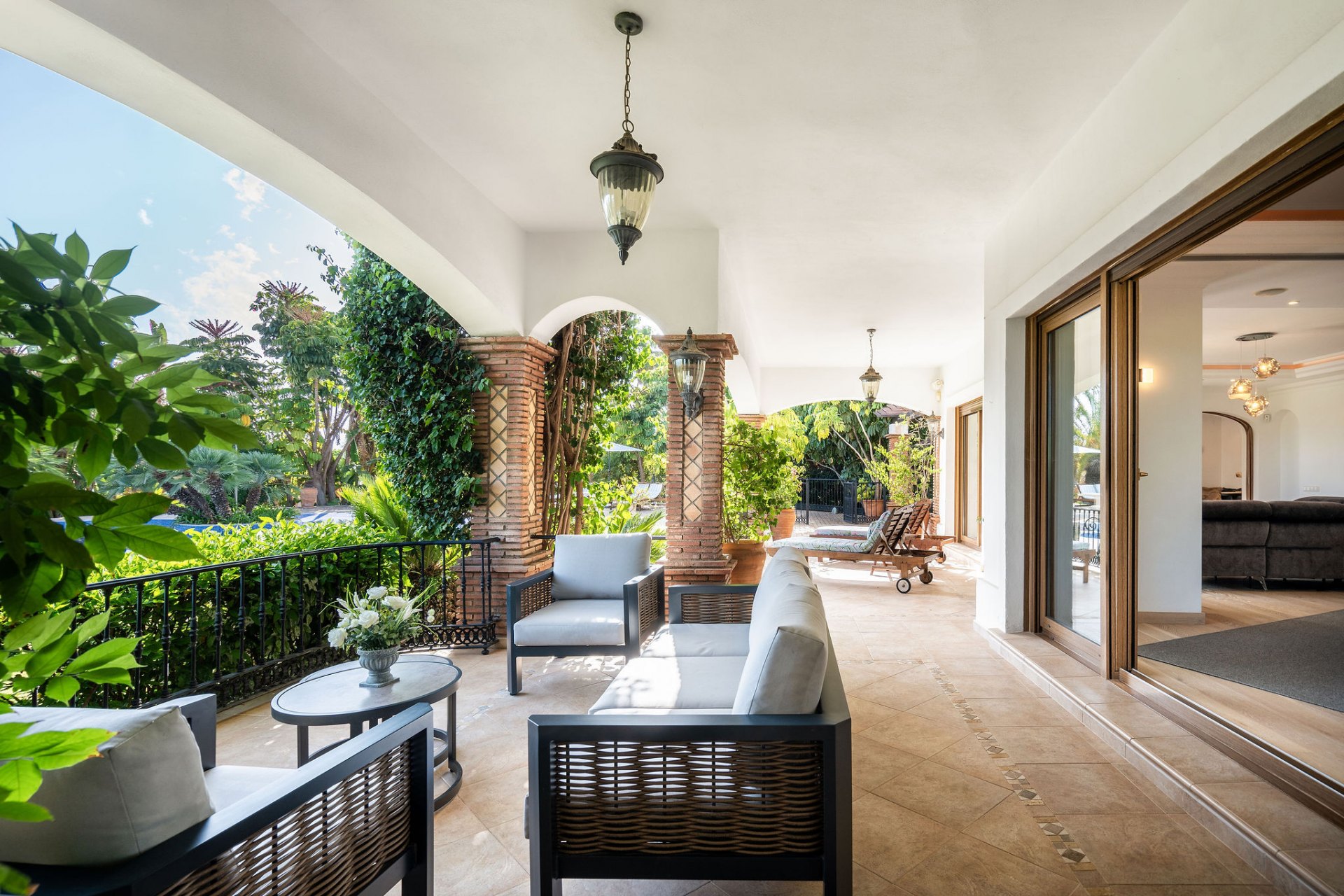Villa of Andalusian charm and sophistication in El Paraiso