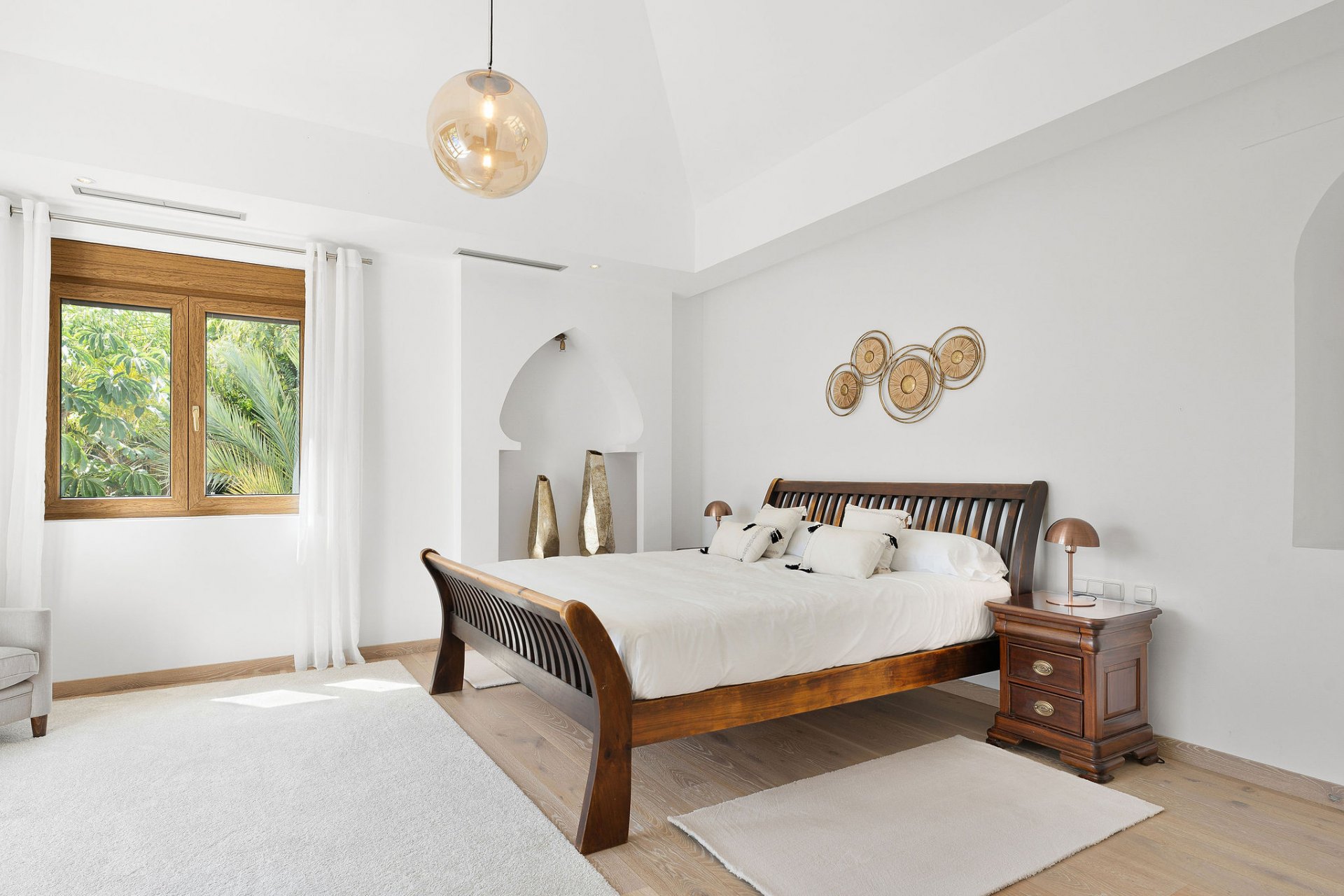 Villa of Andalusian charm and sophistication in El Paraiso