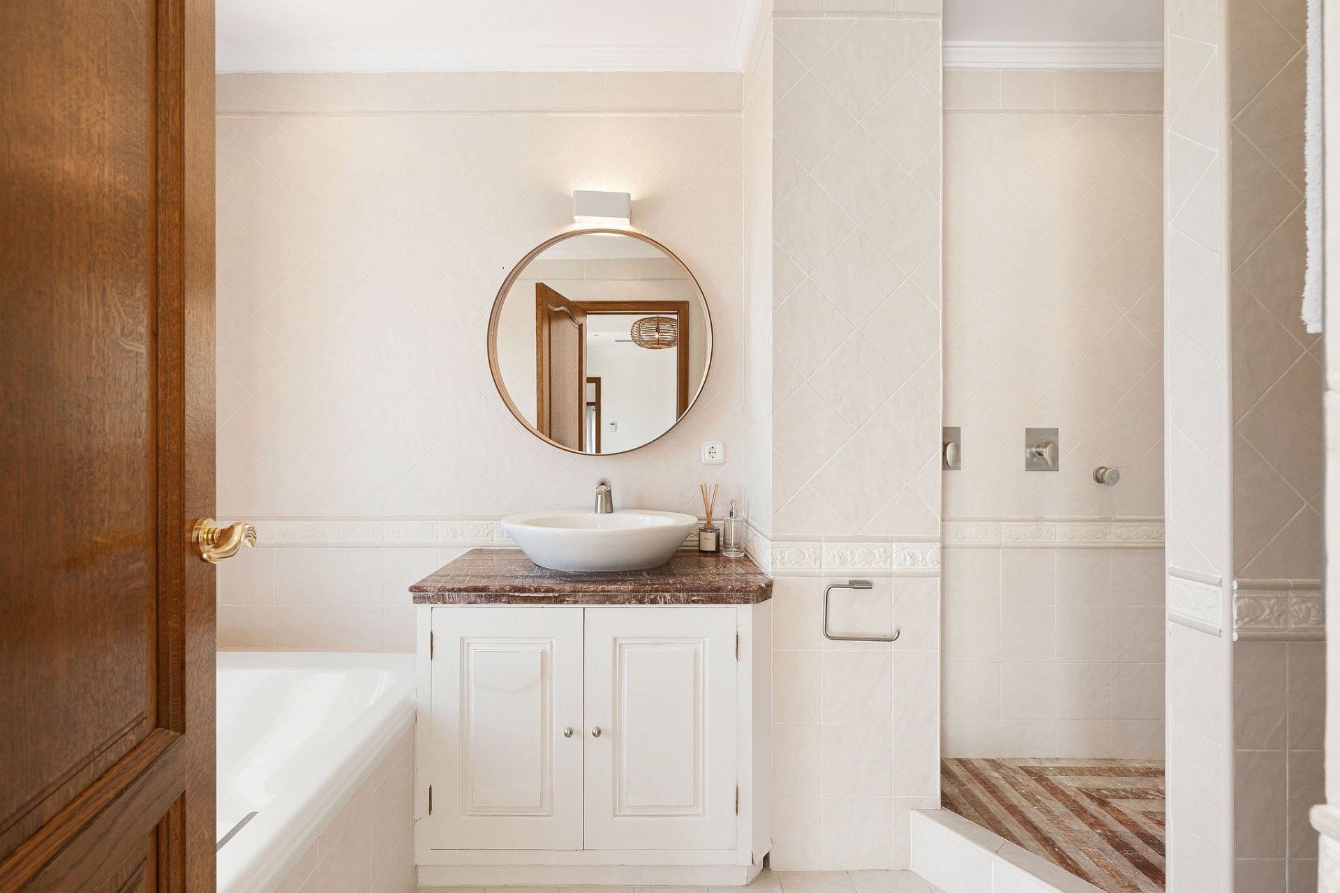 Villa of Andalusian charm and sophistication in El Paraiso