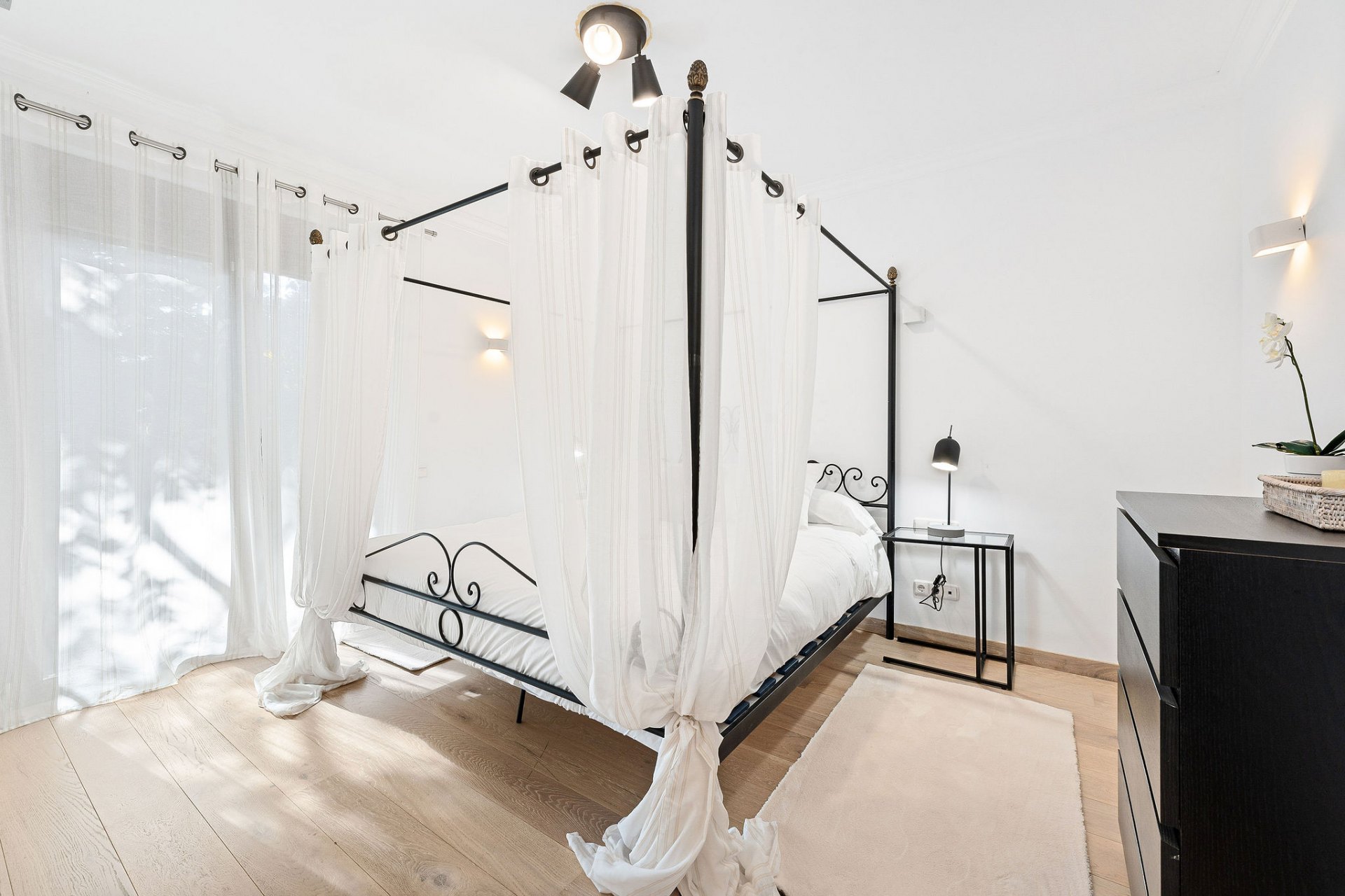 Villa of Andalusian charm and sophistication in El Paraiso