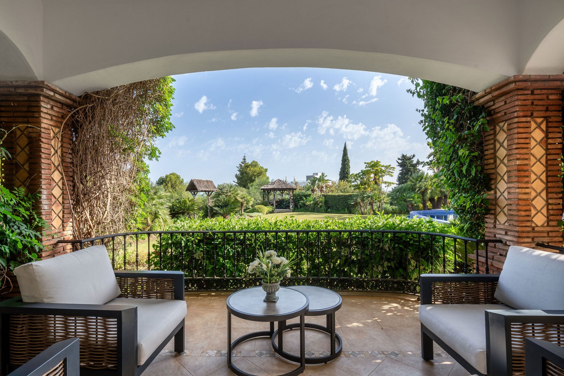 Villa of Andalusian charm and sophistication in El Paraiso