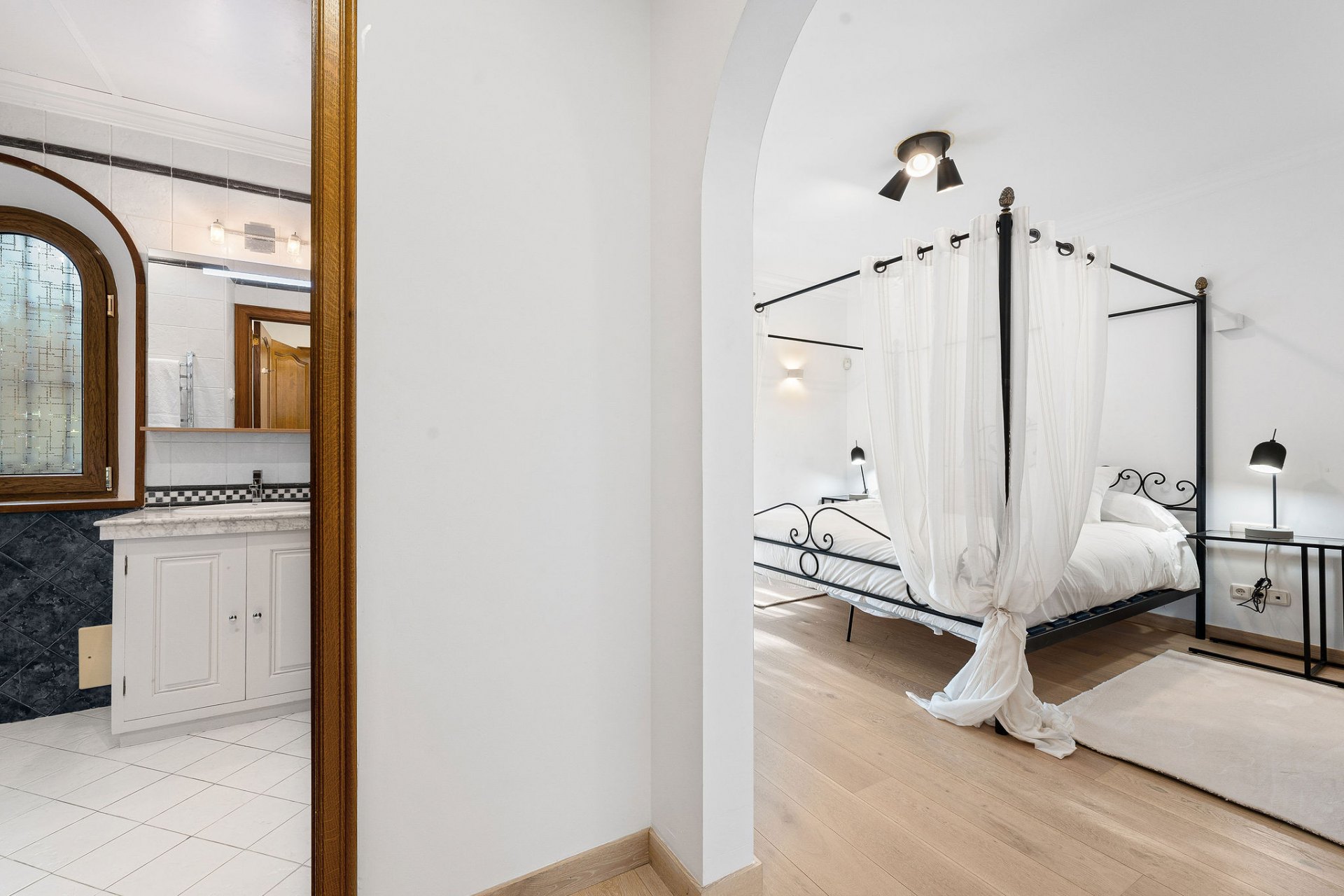 Villa of Andalusian charm and sophistication in El Paraiso