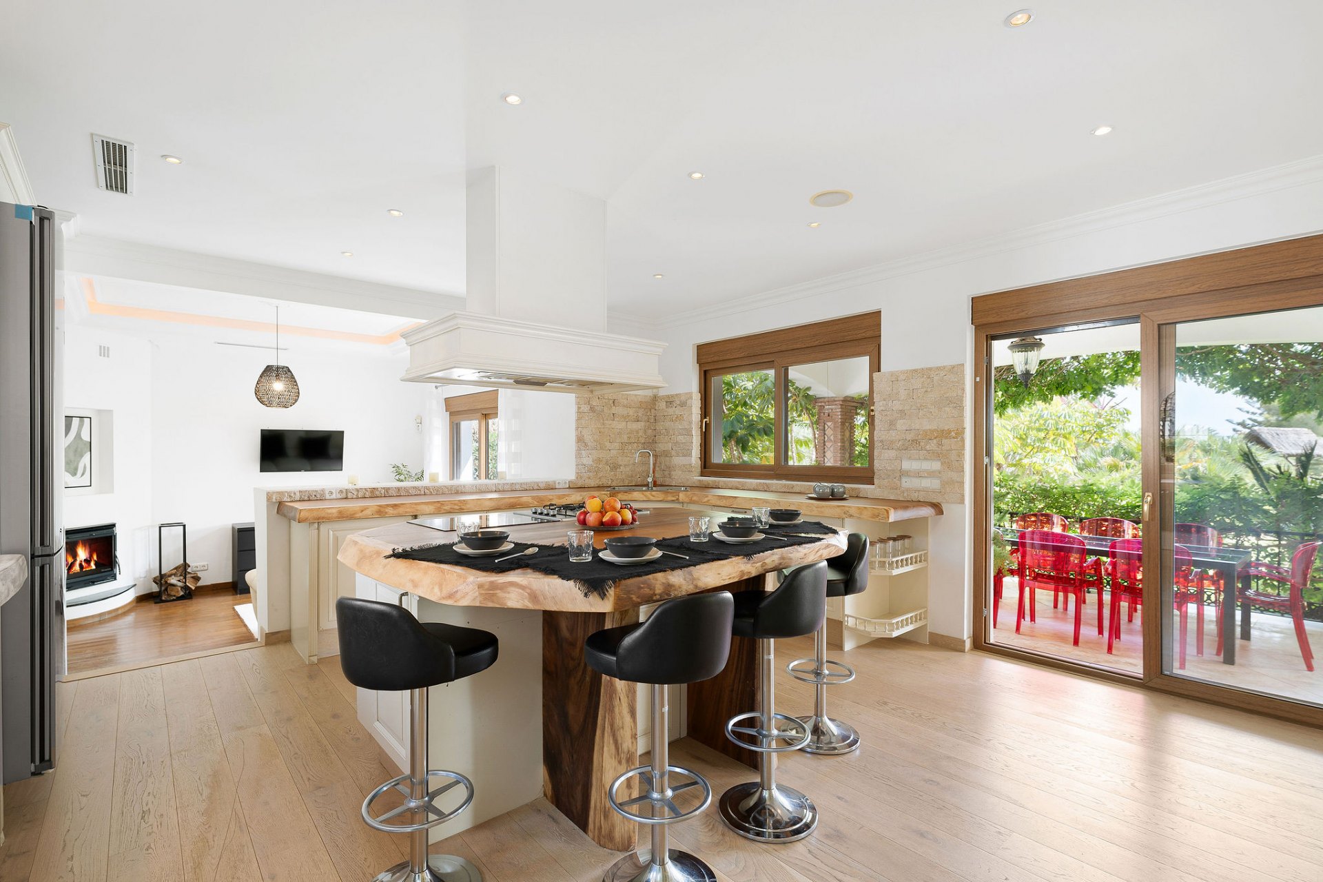 Villa of Andalusian charm and sophistication in El Paraiso