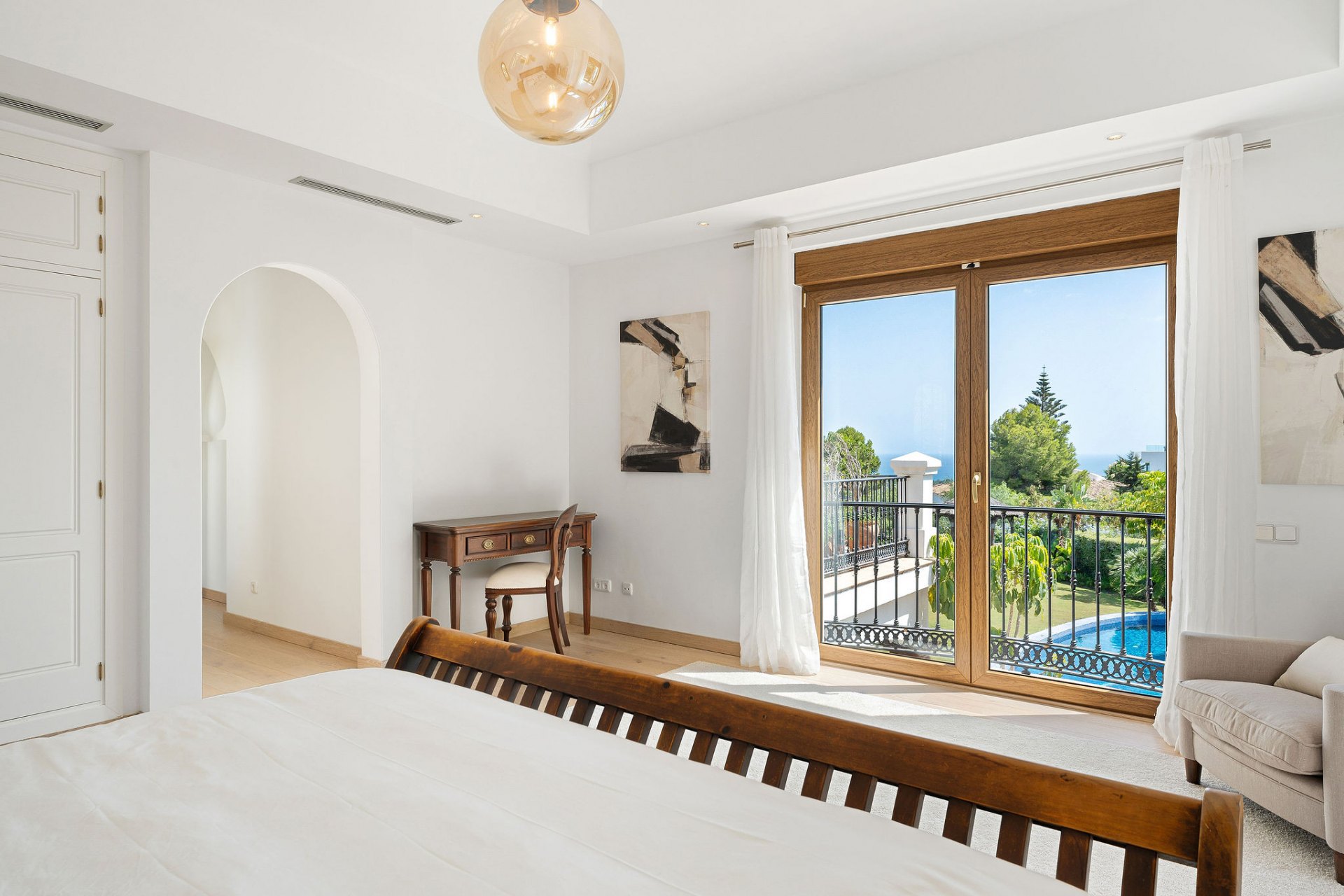 Villa of Andalusian charm and sophistication in El Paraiso