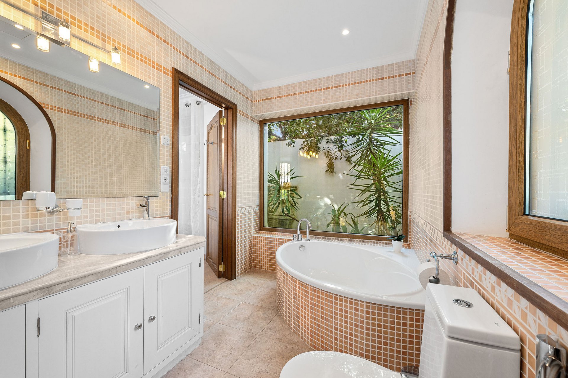 Villa of Andalusian charm and sophistication in El Paraiso