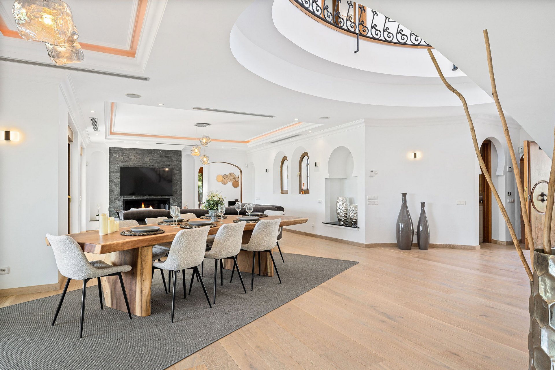 Villa of Andalusian charm and sophistication in El Paraiso