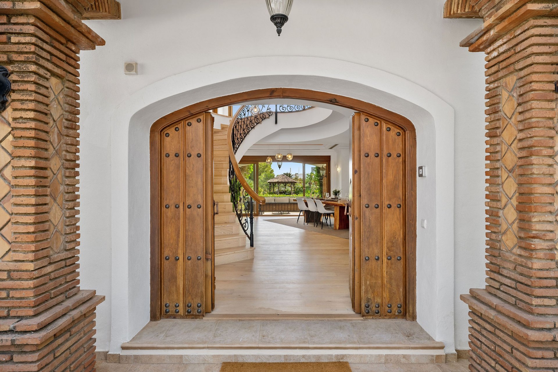 Villa of Andalusian charm and sophistication in El Paraiso