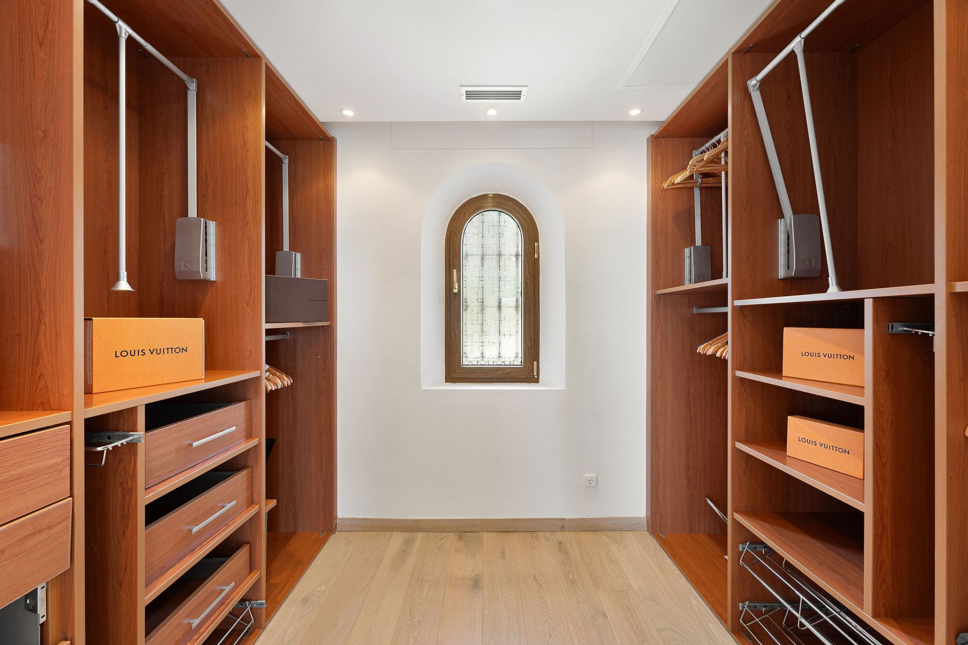 Villa of Andalusian charm and sophistication in El Paraiso