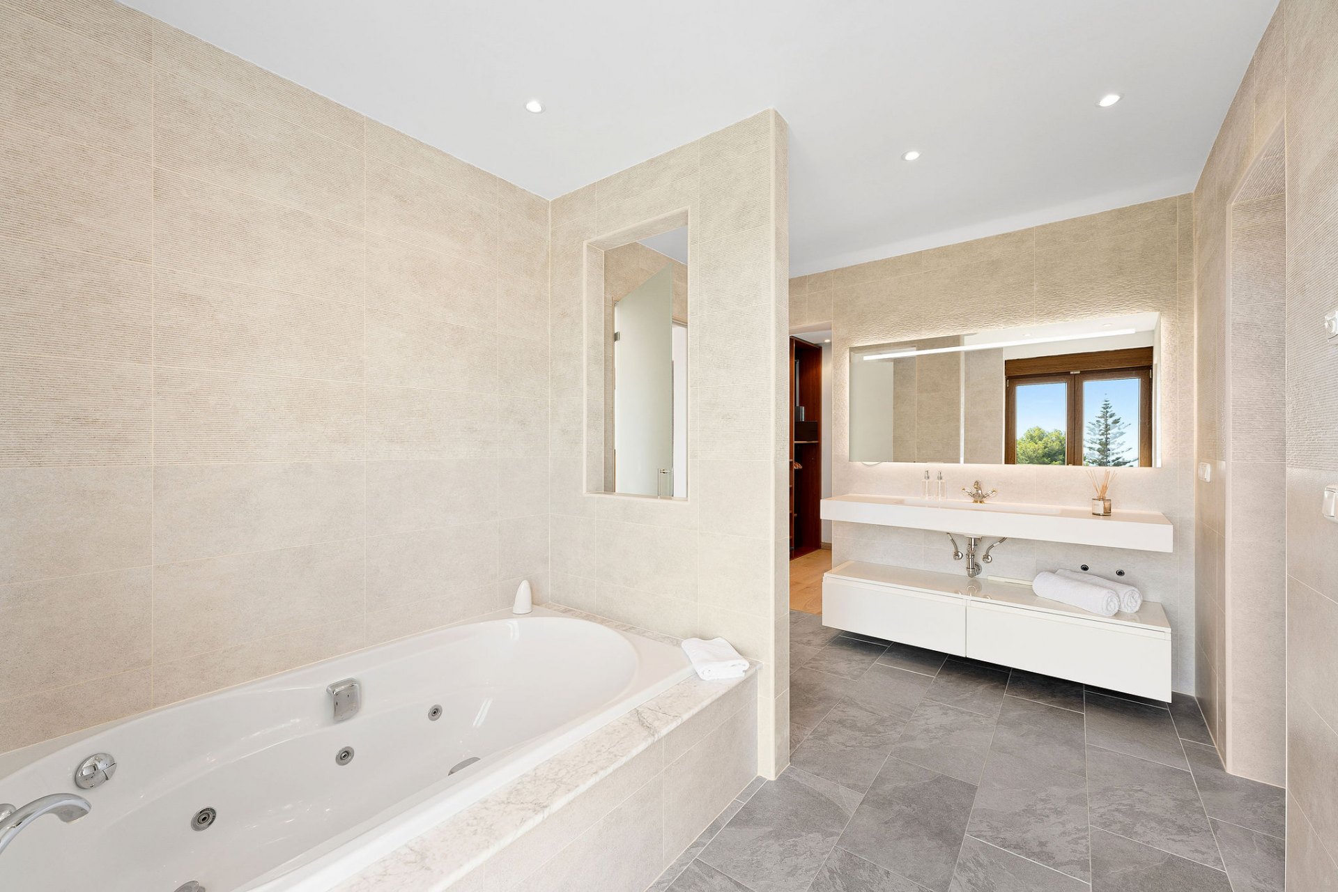 Villa of Andalusian charm and sophistication in El Paraiso