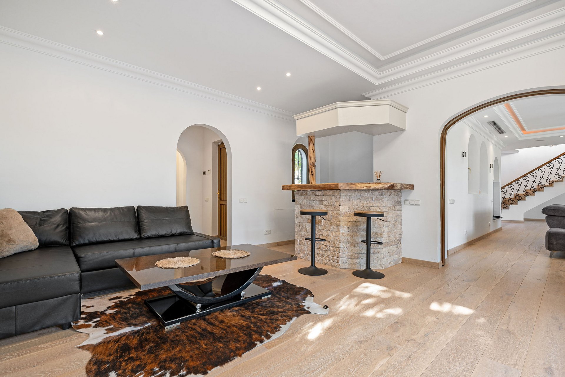 Villa of Andalusian charm and sophistication in El Paraiso