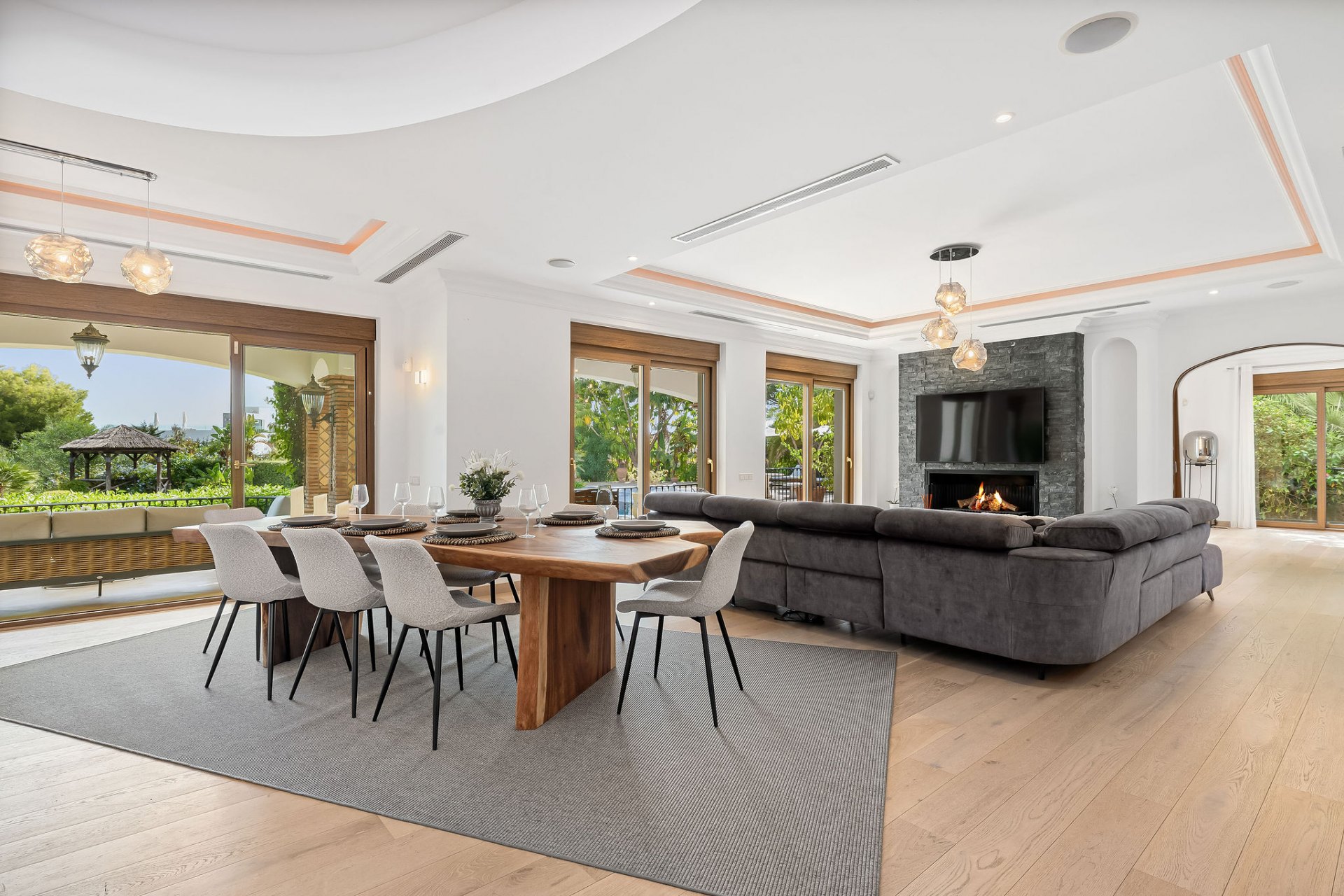 Villa of Andalusian charm and sophistication in El Paraiso