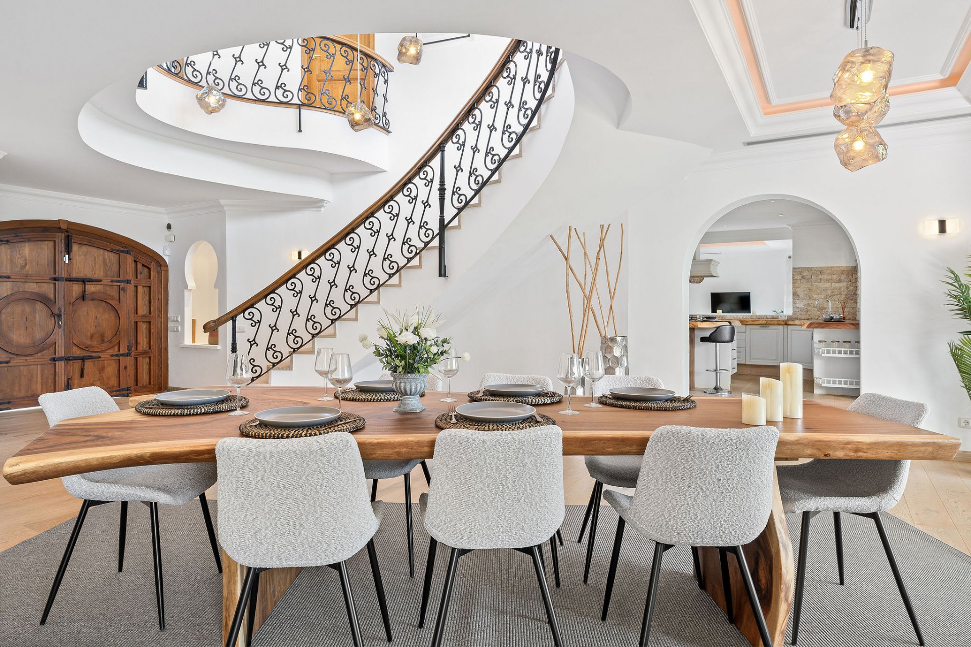 Villa of Andalusian charm and sophistication in El Paraiso