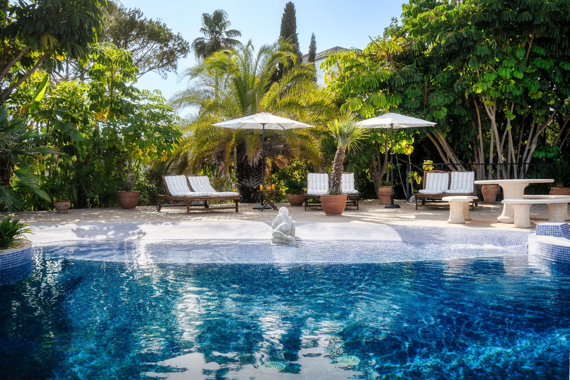 Villa of Andalusian charm and sophistication in El Paraiso