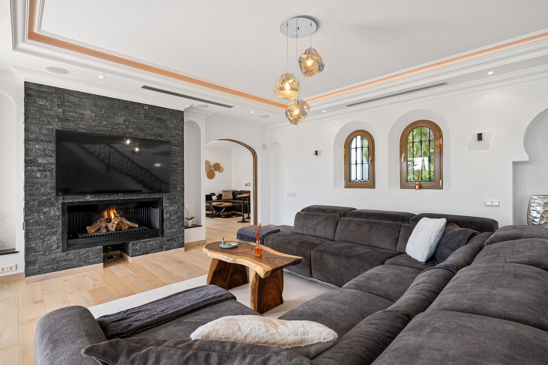 Villa of Andalusian charm and sophistication in El Paraiso