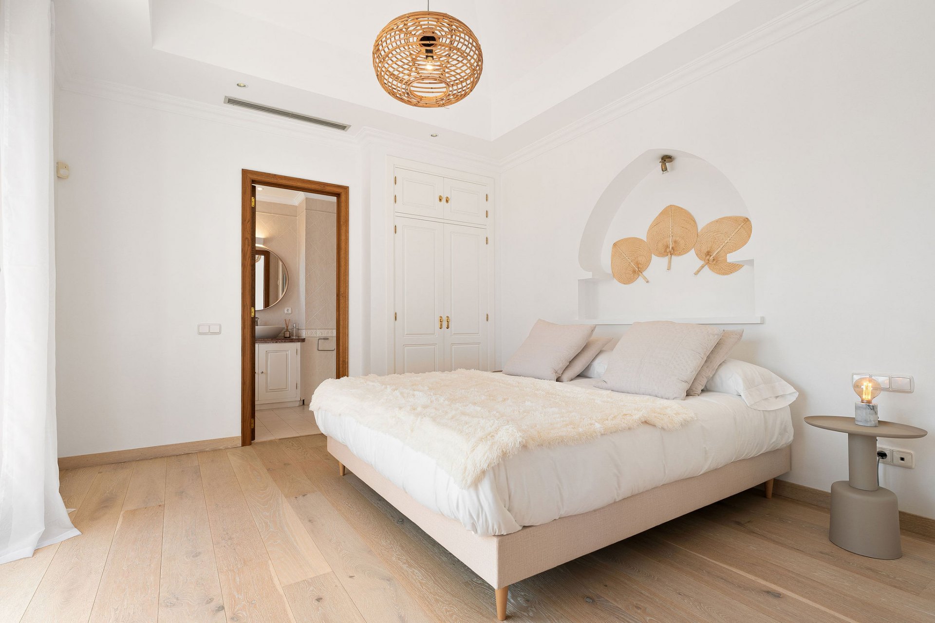 Villa of Andalusian charm and sophistication in El Paraiso