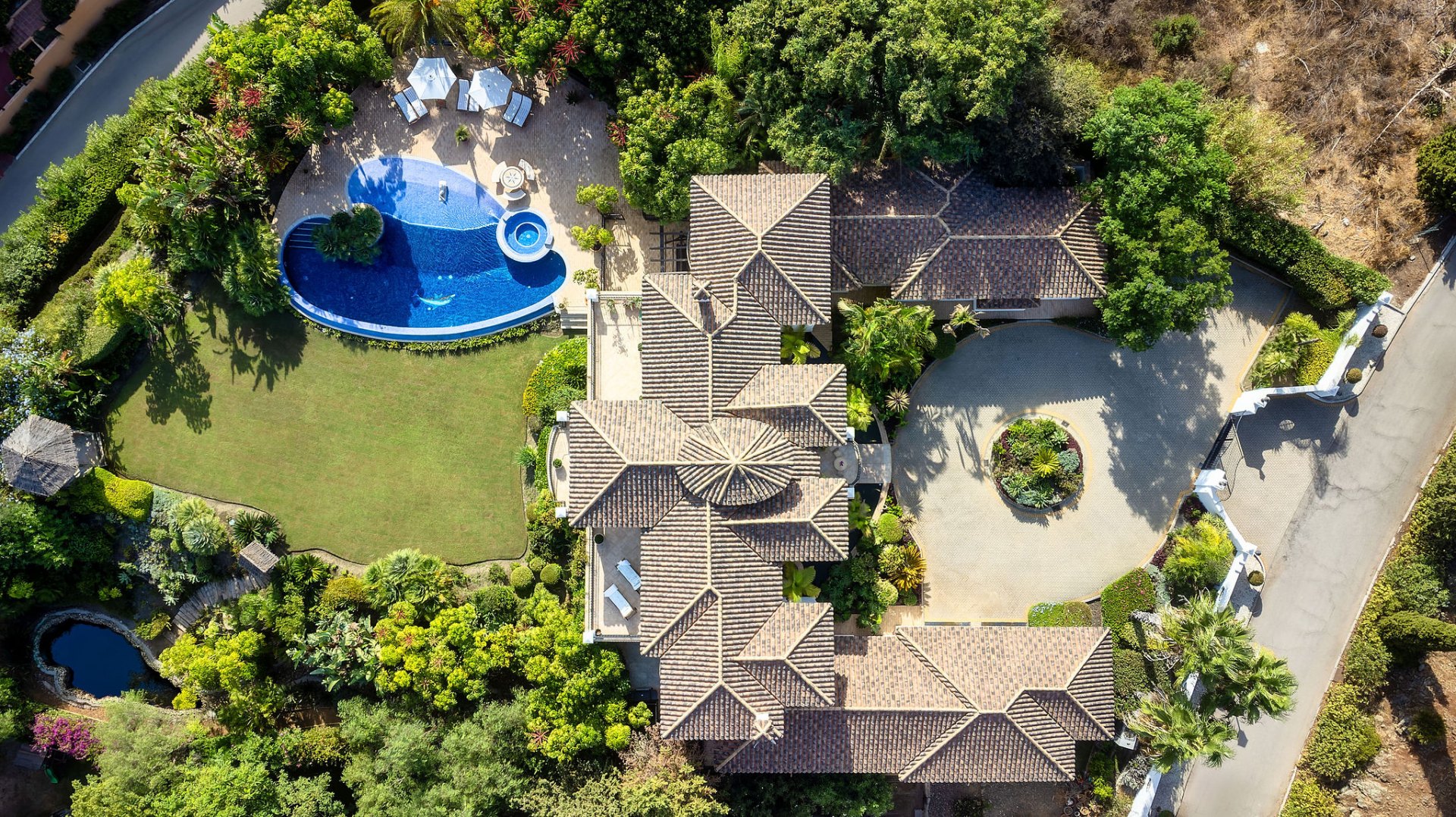 Villa of Andalusian charm and sophistication in El Paraiso