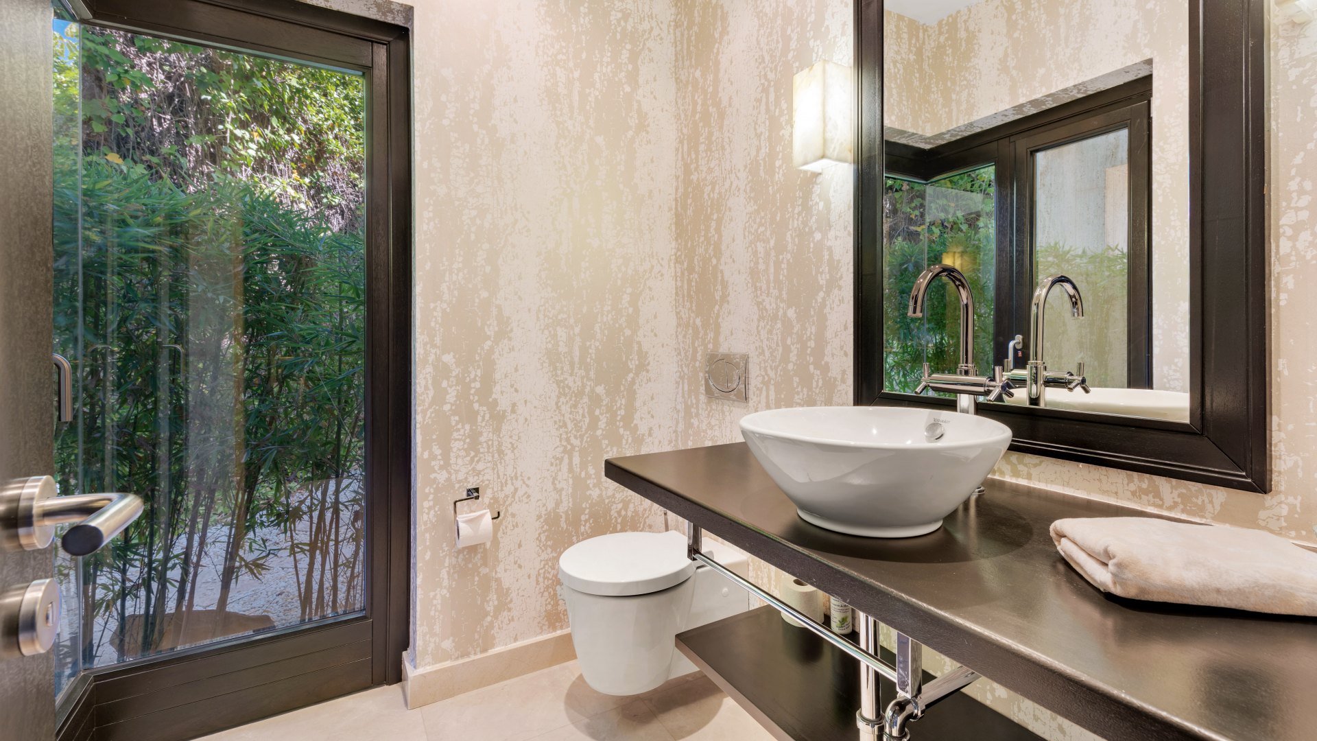 Villa with breathtaking sea and mountain views, on the front line of golf, La Zagaleta