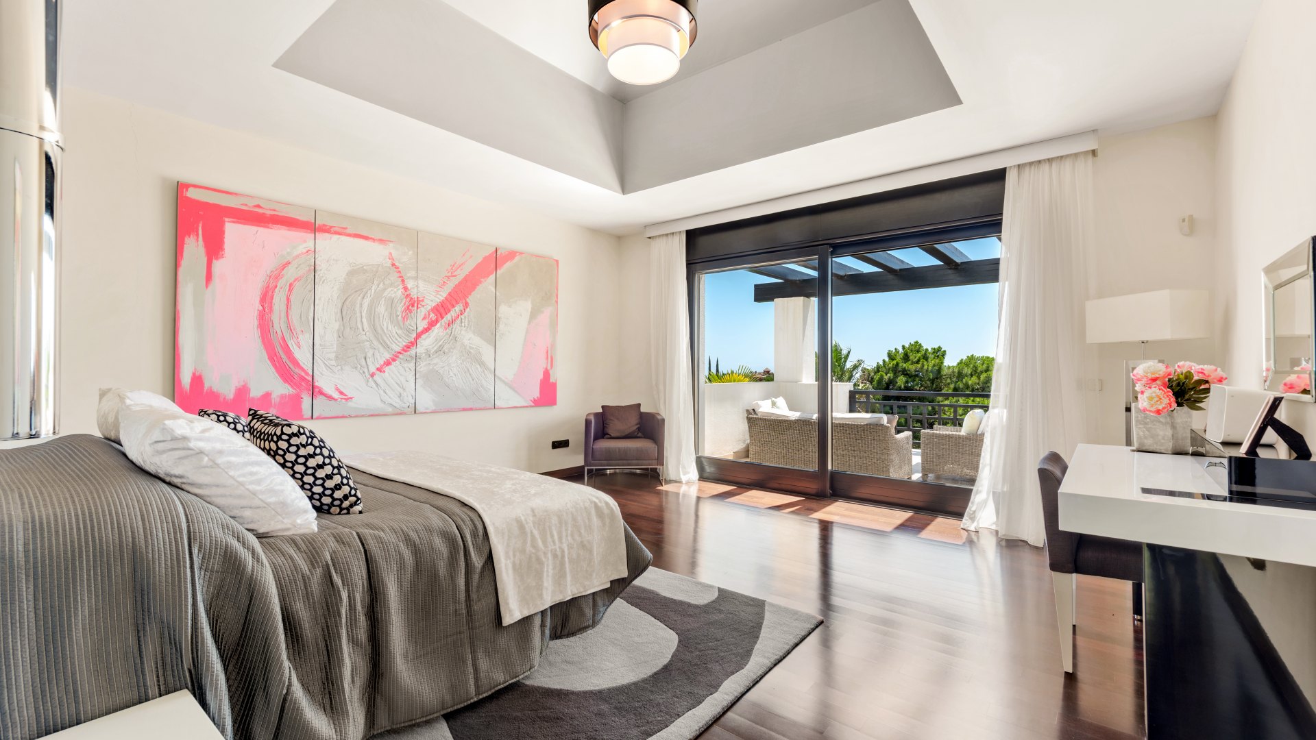 Villa with breathtaking sea and mountain views, on the front line of golf, La Zagaleta