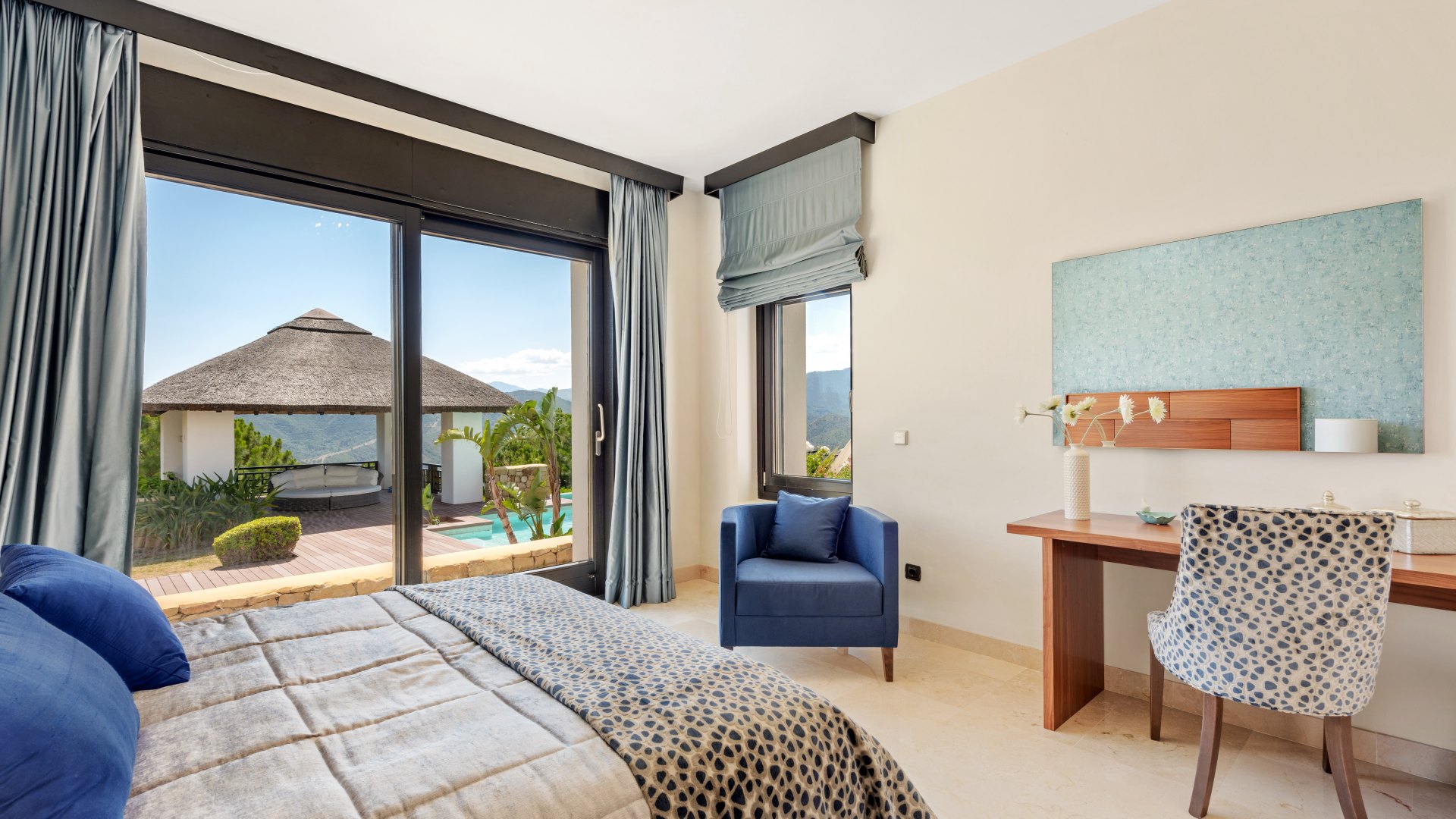 Villa with breathtaking sea and mountain views, on the front line of golf, La Zagaleta