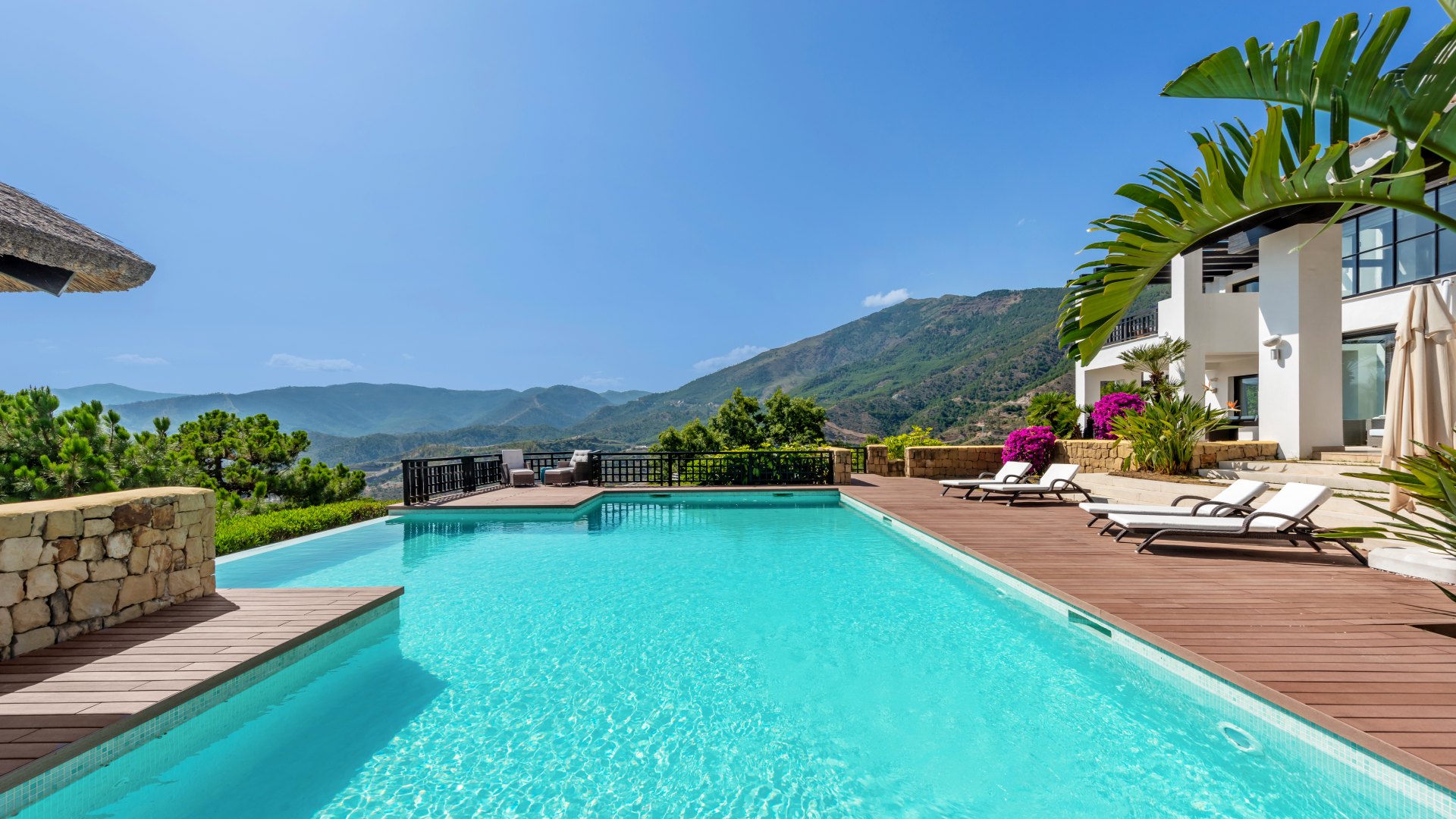 Villa with breathtaking sea and mountain views, on the front line of golf, La Zagaleta