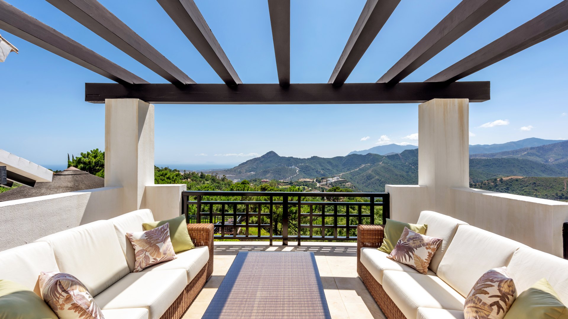 Villa with breathtaking sea and mountain views, on the front line of golf, La Zagaleta