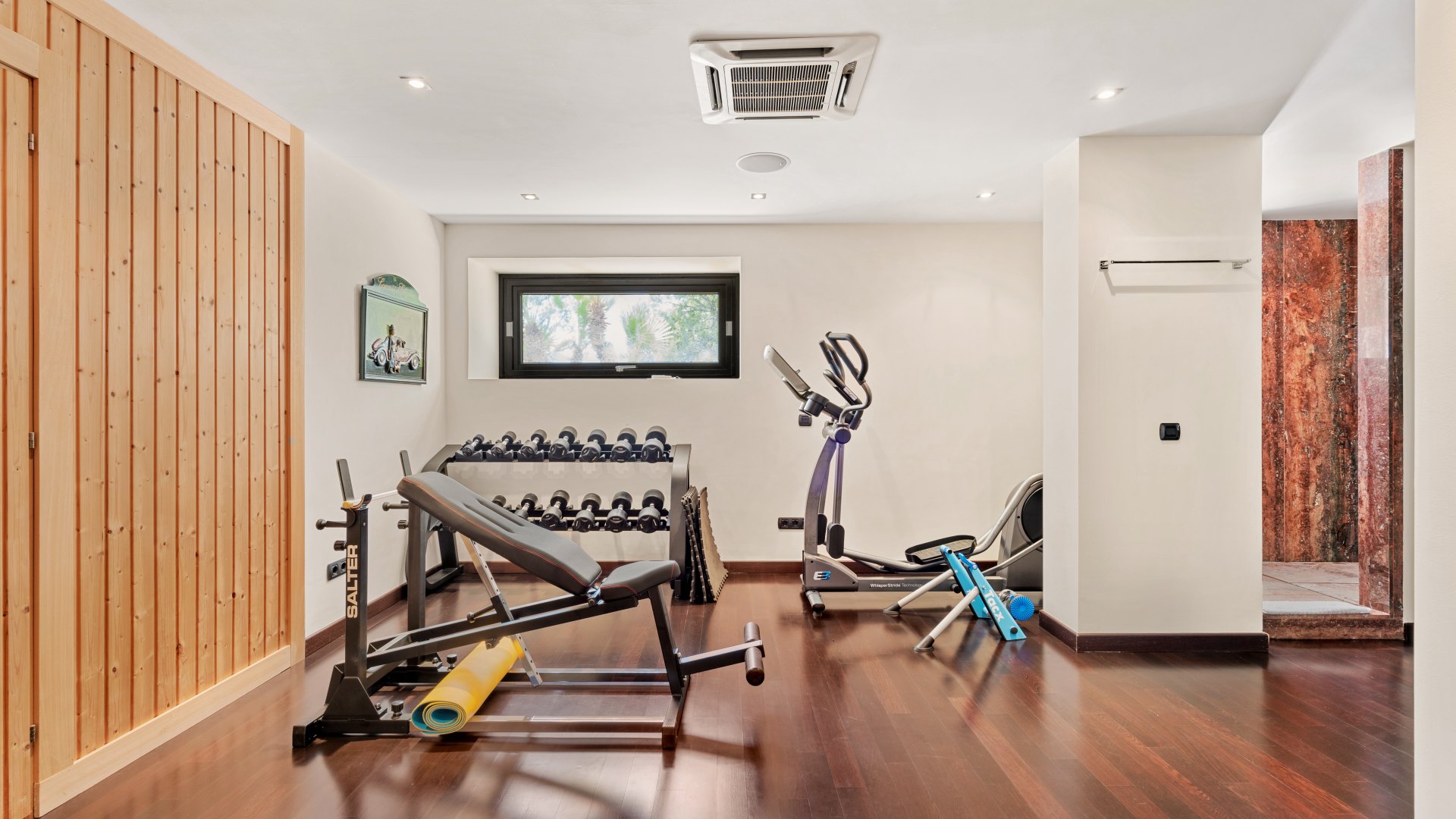 Villa with breathtaking sea and mountain views, on the front line of golf, La Zagaleta