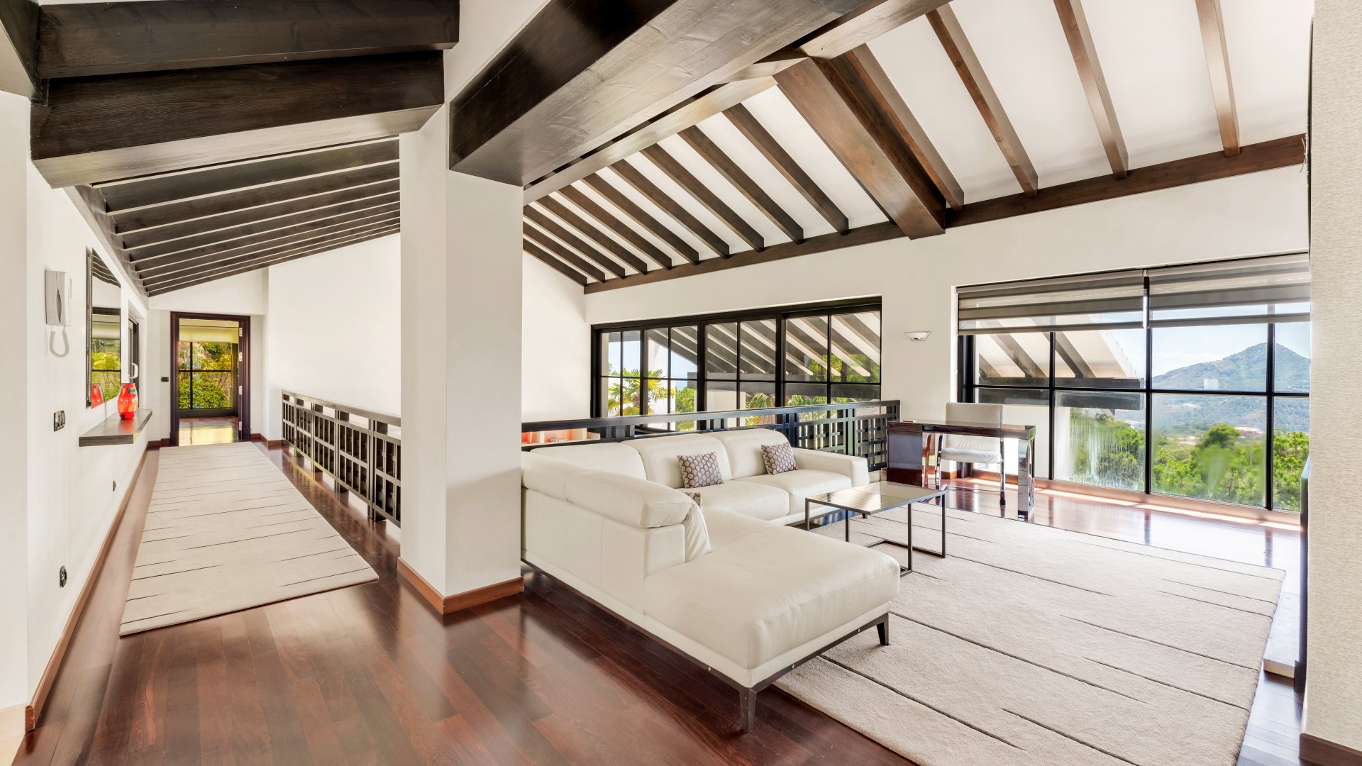 Villa with breathtaking sea and mountain views, on the front line of golf, La Zagaleta