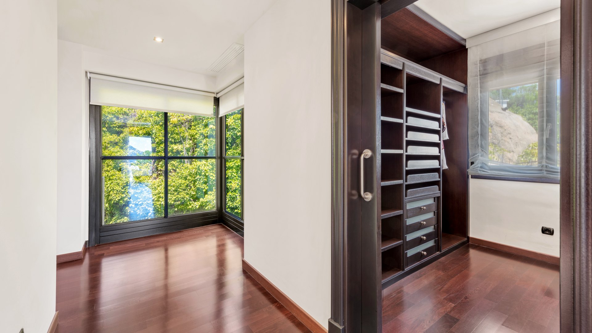 Villa with breathtaking sea and mountain views, on the front line of golf, La Zagaleta