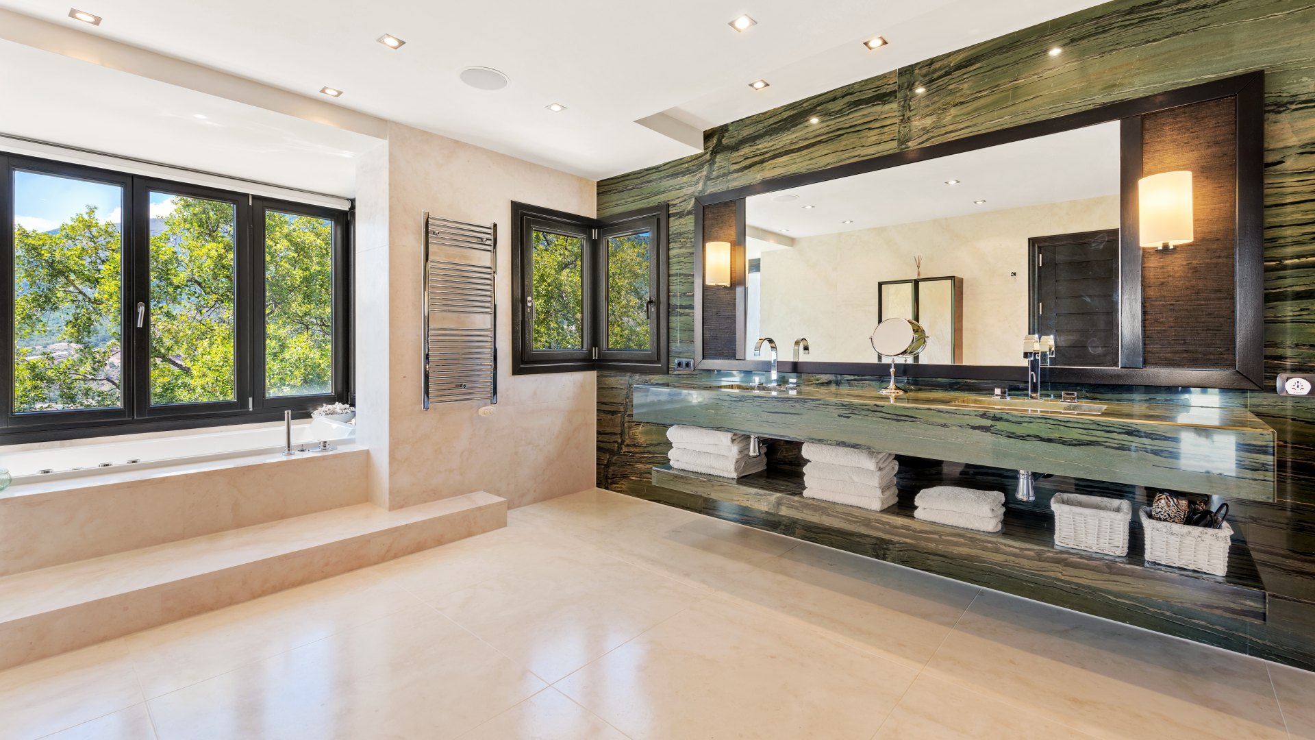 Villa with breathtaking sea and mountain views, on the front line of golf, La Zagaleta