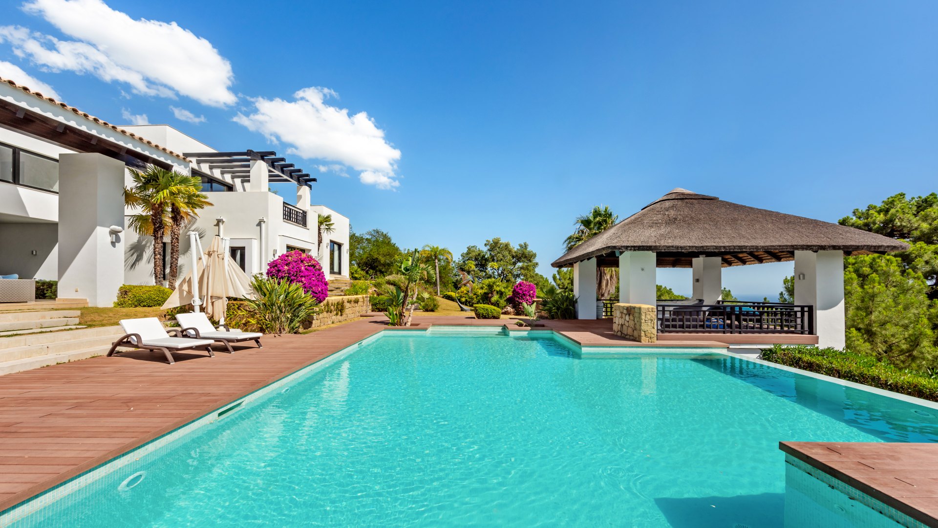 Villa with breathtaking sea and mountain views, on the front line of golf, La Zagaleta