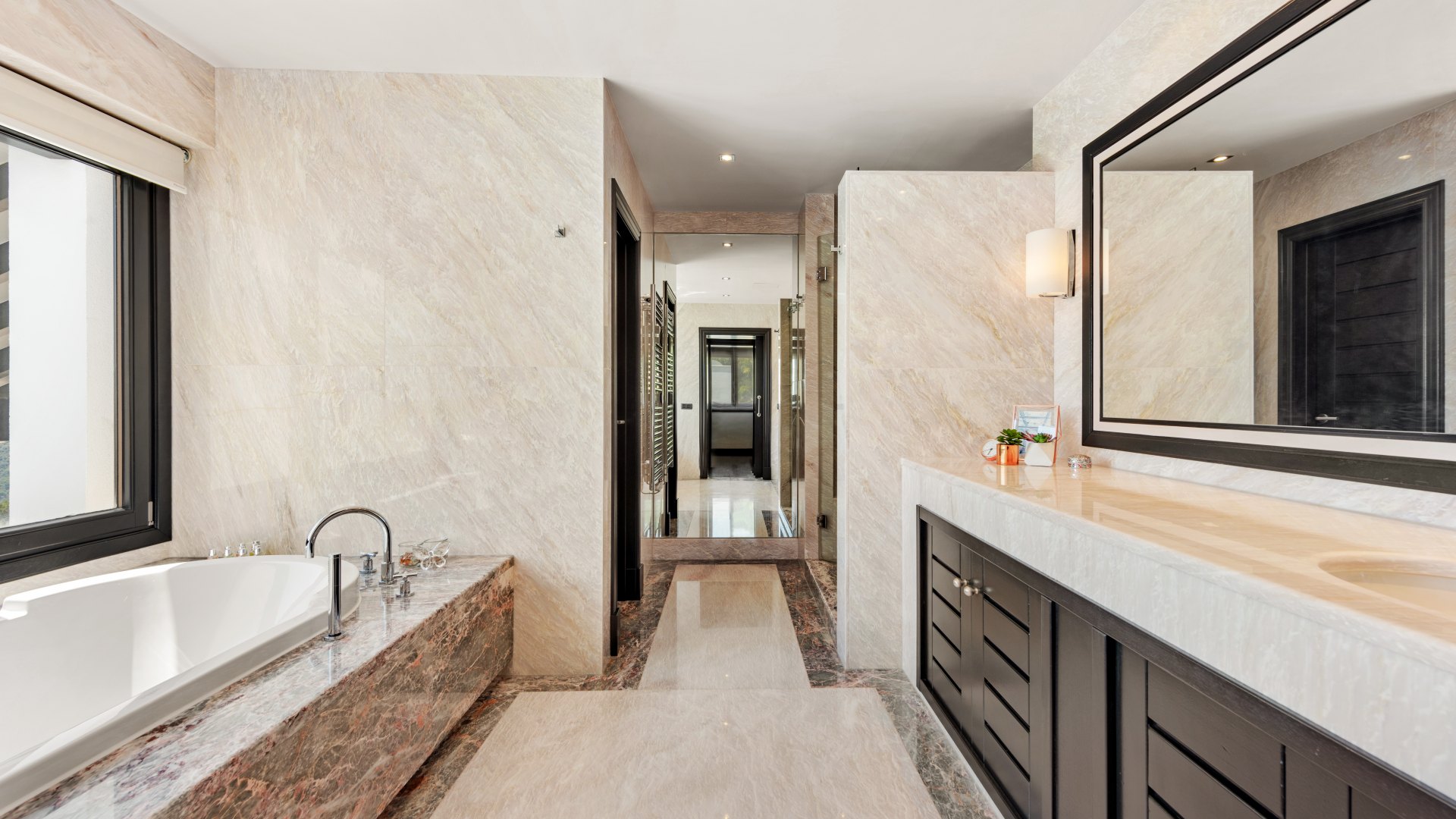 Villa with breathtaking sea and mountain views, on the front line of golf, La Zagaleta