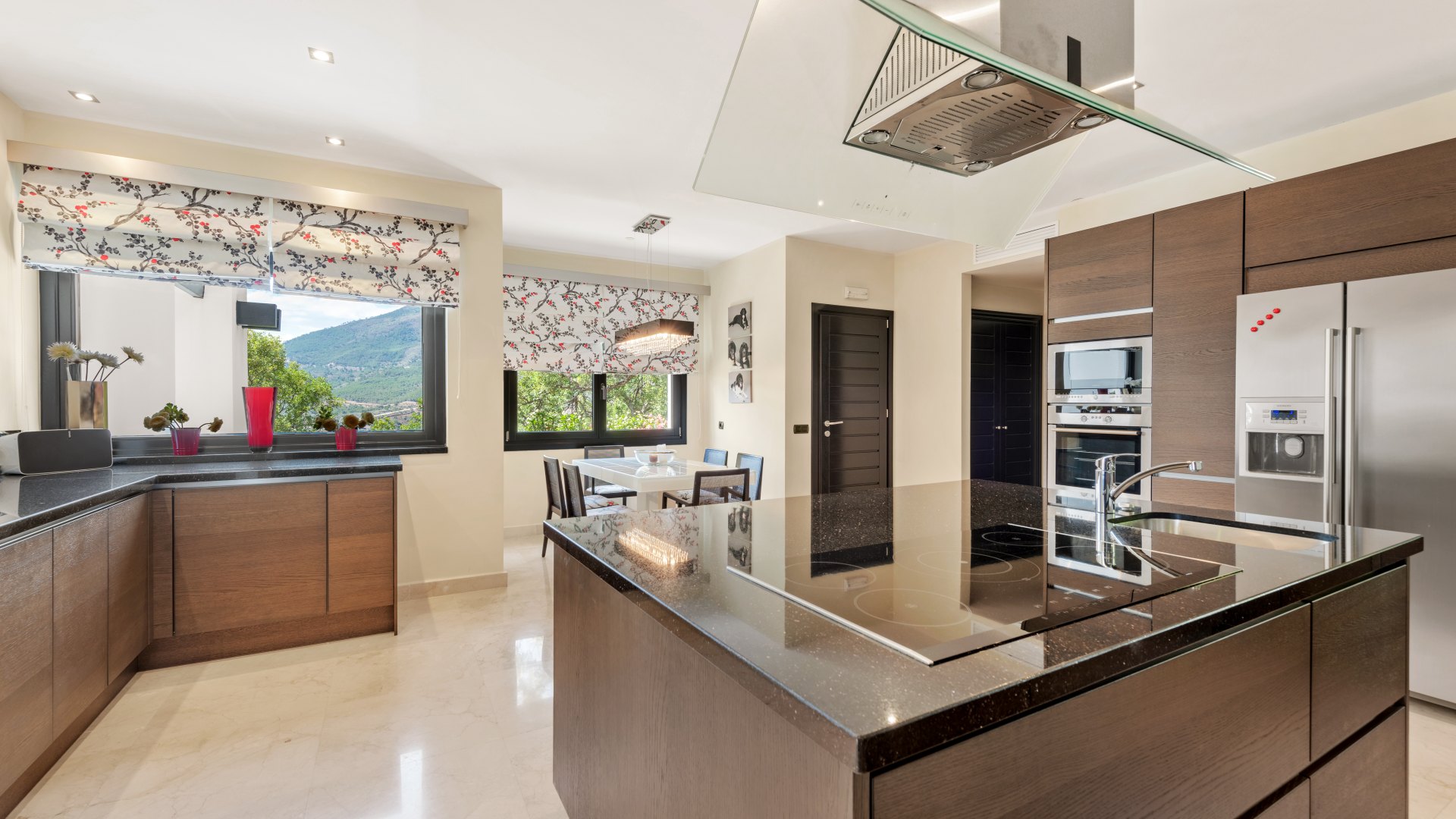 Villa with breathtaking sea and mountain views, on the front line of golf, La Zagaleta