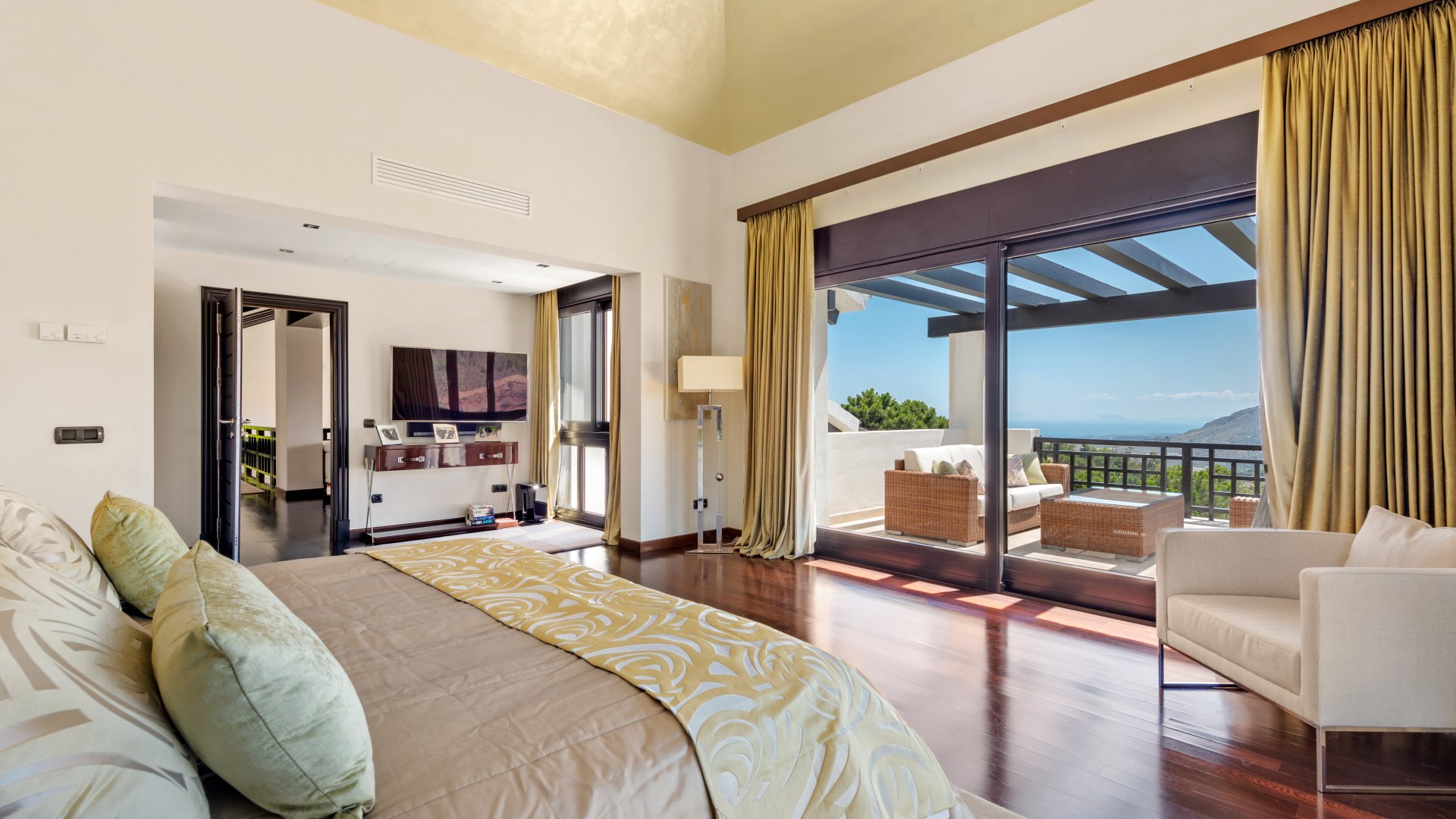 Villa with breathtaking sea and mountain views, on the front line of golf, La Zagaleta