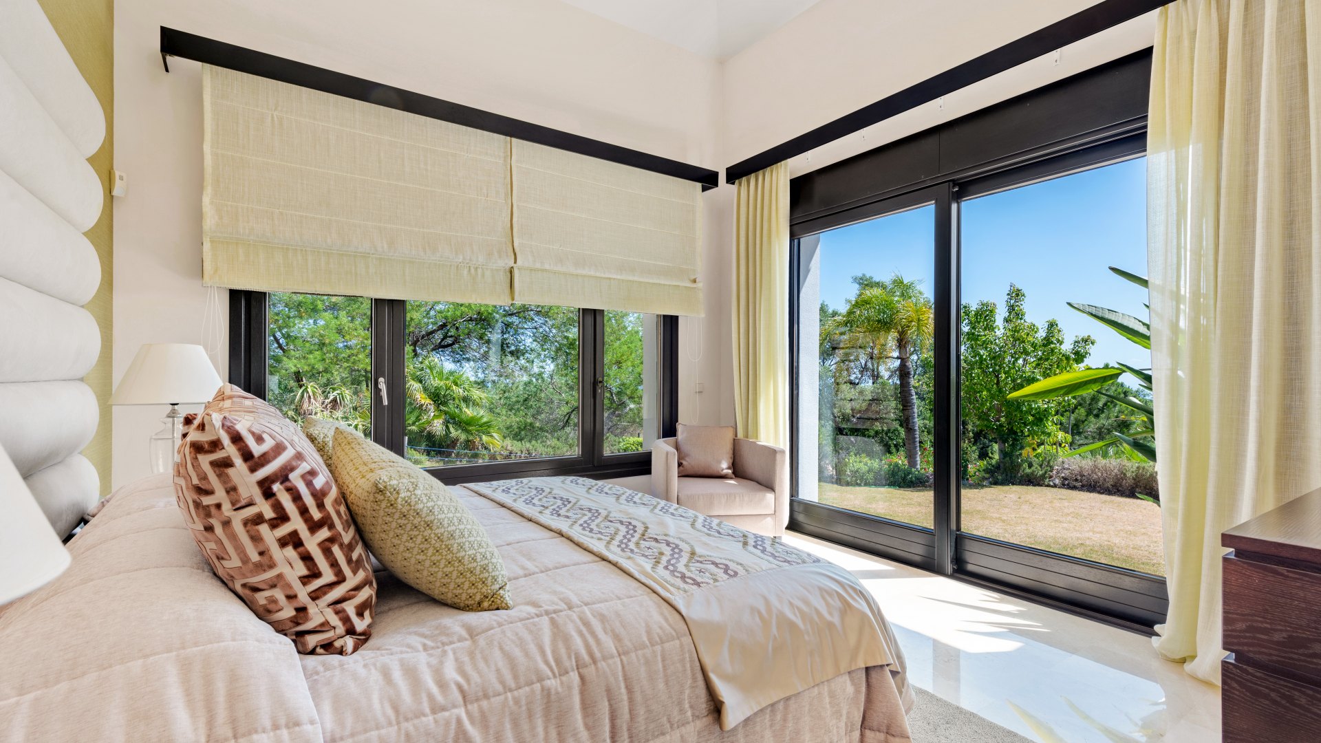 Villa with breathtaking sea and mountain views, on the front line of golf, La Zagaleta